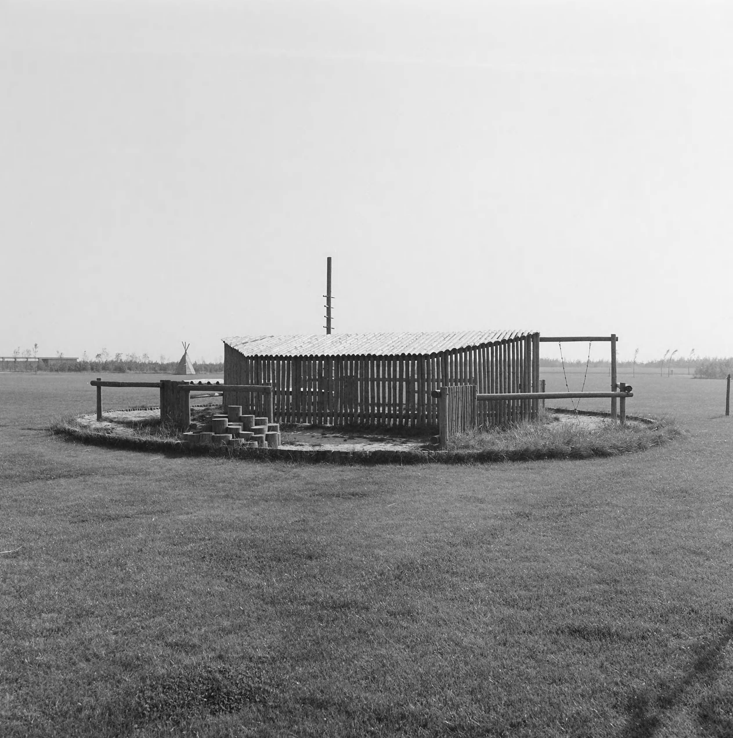 Fotocollectie Nederlandse Heidemaatschappij — Zoetermeer. Speelwerktuigen rond flats — Foto: Fotograaf Onbekend / Heidemij. Licentie: Set B: Rechtenvrij / Publiek Domein. Bron: Nationaal Archief. http://hdl.handle.net/10648/ae834d32-d0b4-102d-bcf8-003048976d84