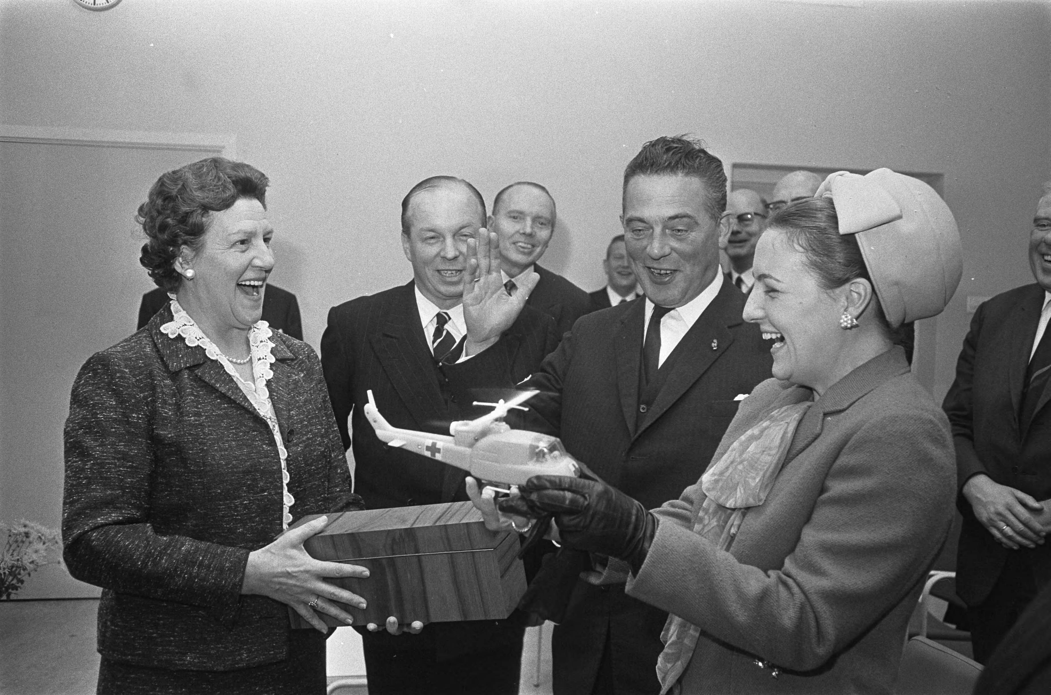 Fotocollectie Anefo — Prinses Margriet opende Helihaven Rode Kruis bij ziekenhuis te Den Haag Prinses ontvangt een helicopter — Foto: Koch, Eric / Anefo. Licentie: Set B: Rechtenvrij / Publiek Domein. Bron: Nationaal Archief. http://hdl.handle.net/10648/ab554e9e-d0b4-102d-bcf8-003048976d84