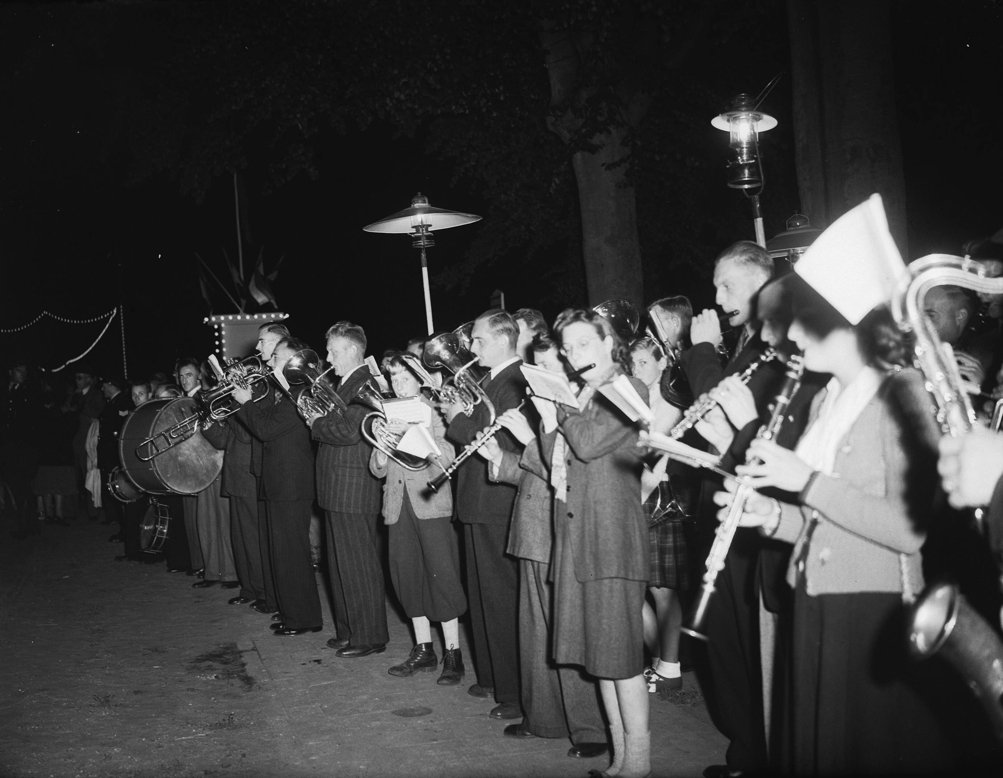 Troonsafstand koningin Wilhelmina / Inhuldiging van koningin Juliana — Inhuldiging koningin Juliana. Koninklijk gezin weer thuis op paleis Soestdijk. De inwoners van Baarn maakten van de intocht een feest, hier met een muzikaal welkom — Foto: Fotograaf Onbekend / Anefo. Licentie: Set B: Rechtenvrij / Publiek Domein. Bron: Nationaal Archief. http://hdl.handle.net/10648/ac049a16-d0b4-102d-bcf8-003048976d84