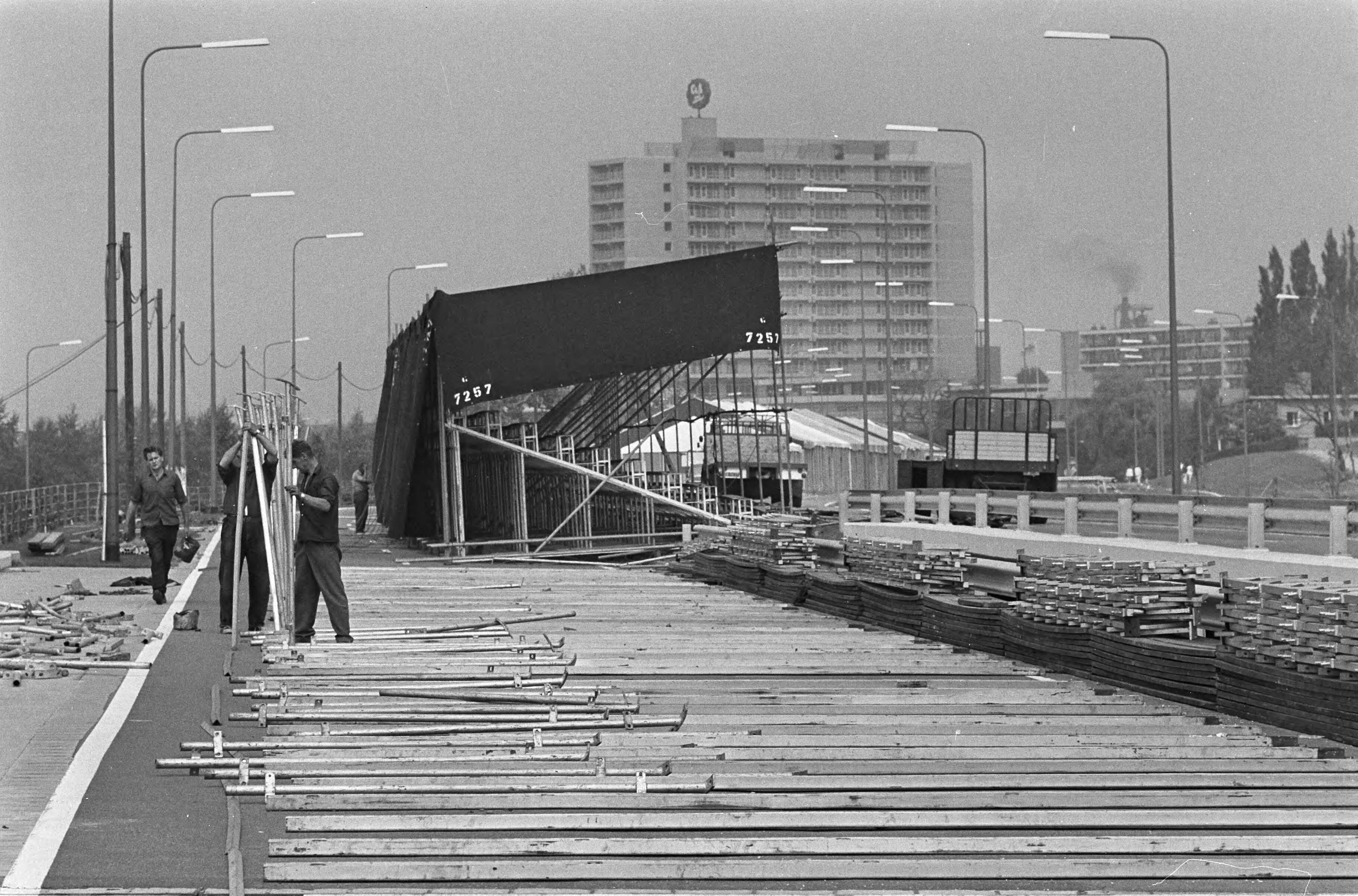 Fotocollectie Anefo — Voorbereidingen WK op de weg in Heerlen (Nuth). Werkzaamheden aan tribune — Foto: Nijs, Jac. de / Anefo. Licentie: Set B: Rechtenvrij / Publiek Domein. Bron: Nationaal Archief. http://hdl.handle.net/10648/ab24f834-d0b4-102d-bcf8-003048976d84