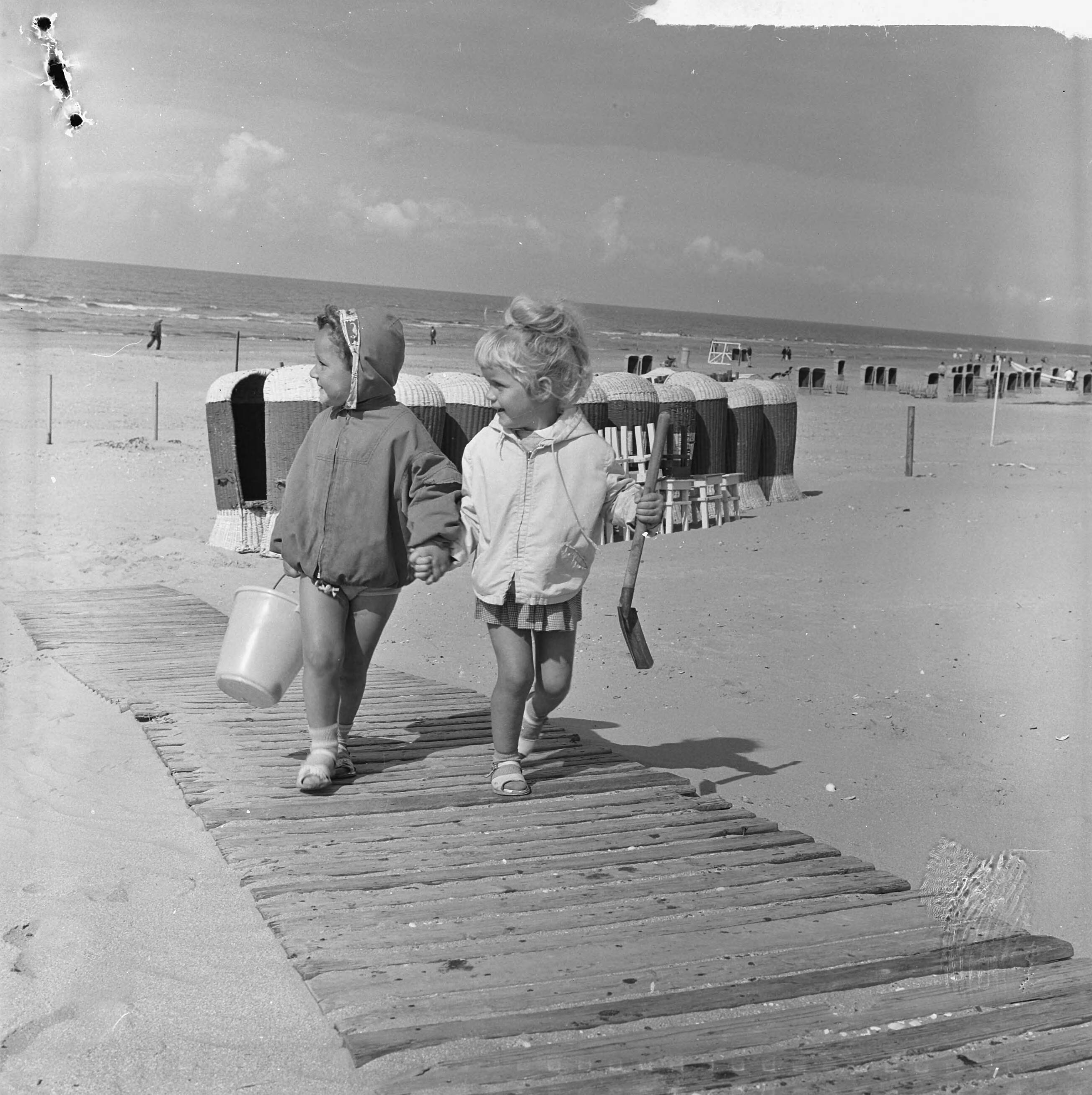 Fotocollectie Anefo — Badseizoen ten einde. Michiel en Joeki bij het verlaten van het Zandvoortse strand — Foto: Koch, Eric / Anefo. Licentie: Set B: Rechtenvrij / Publiek Domein. Bron: Nationaal Archief. http://hdl.handle.net/10648/aa450742-d0b4-102d-bcf8-003048976d84