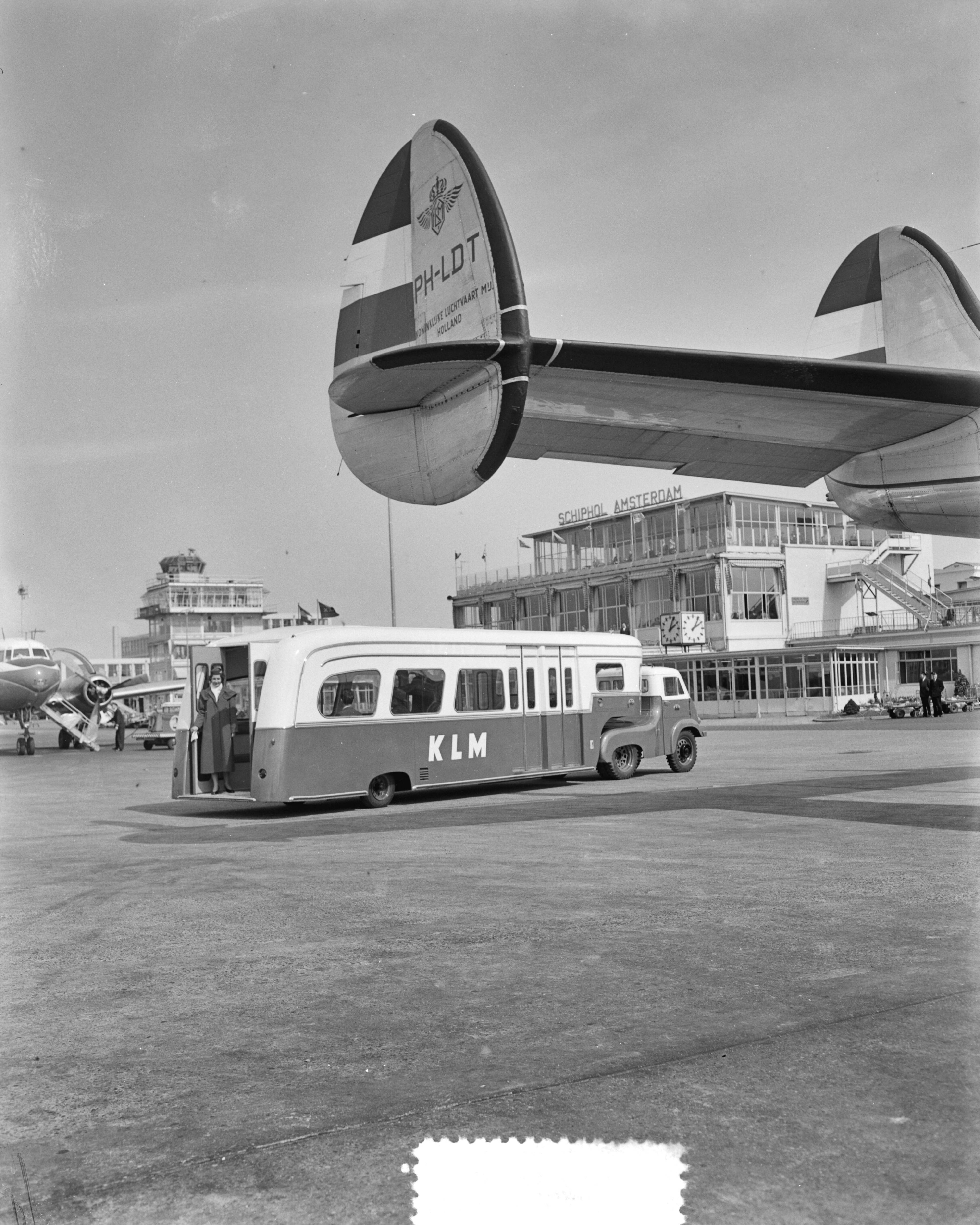 Fotocollectie Anefo — Busvervoer KLM van vliegtuig naar aankomsthal — Foto: Pot, Harry / Anefo. Licentie: Set B: Rechtenvrij / Publiek Domein. Bron: Nationaal Archief. http://hdl.handle.net/10648/a94657e2-d0b4-102d-bcf8-003048976d84