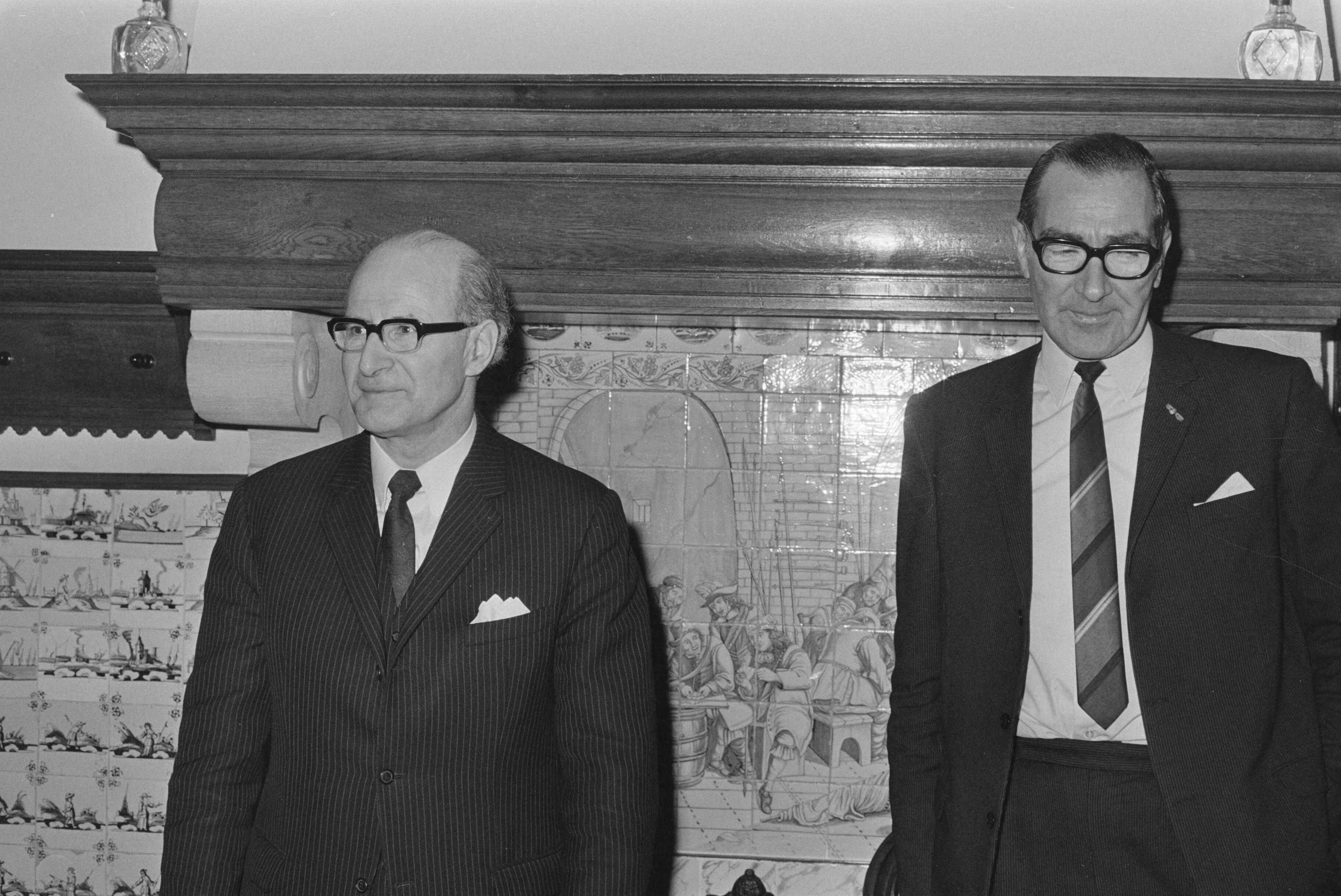 Fotocollectie Anefo — Minister Schut en staatssecretaris Haex spreken met bestuur provincie Groningen over militair oefenterrein, in provinciehuis, Groningen; nr. 5: Toxopeus, nr. 6, 7: — Foto: Peters, Hans / Anefo. Licentie: Set B: Rechtenvrij / Publiek Domein. Bron: Nationaal Archief. http://hdl.handle.net/10648/abb338d8-d0b4-102d-bcf8-003048976d84