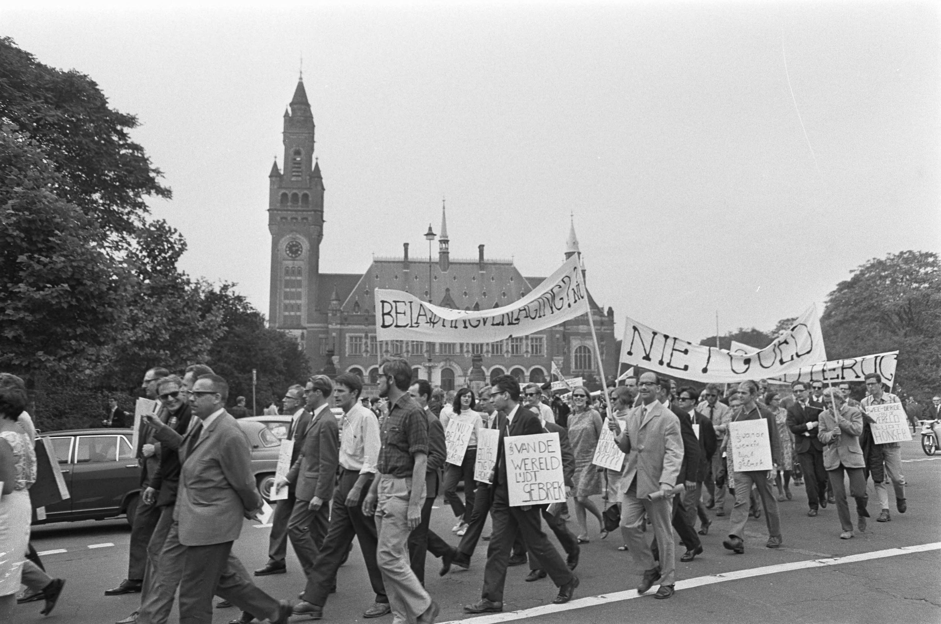 Sjaloomgroep brengt geld terug aan het rijk — Den Haag|Zuid-Holland|oecumene |acties |betogingen|Sjaloomgroep — Foto: Fotograaf Onbekend / Anefo. Licentie: Set B: Rechtenvrij / Publiek Domein. Bron: Nationaal Archief. http://hdl.handle.net/10648/ab1dc320-d0b4-102d-bcf8-003048976d84