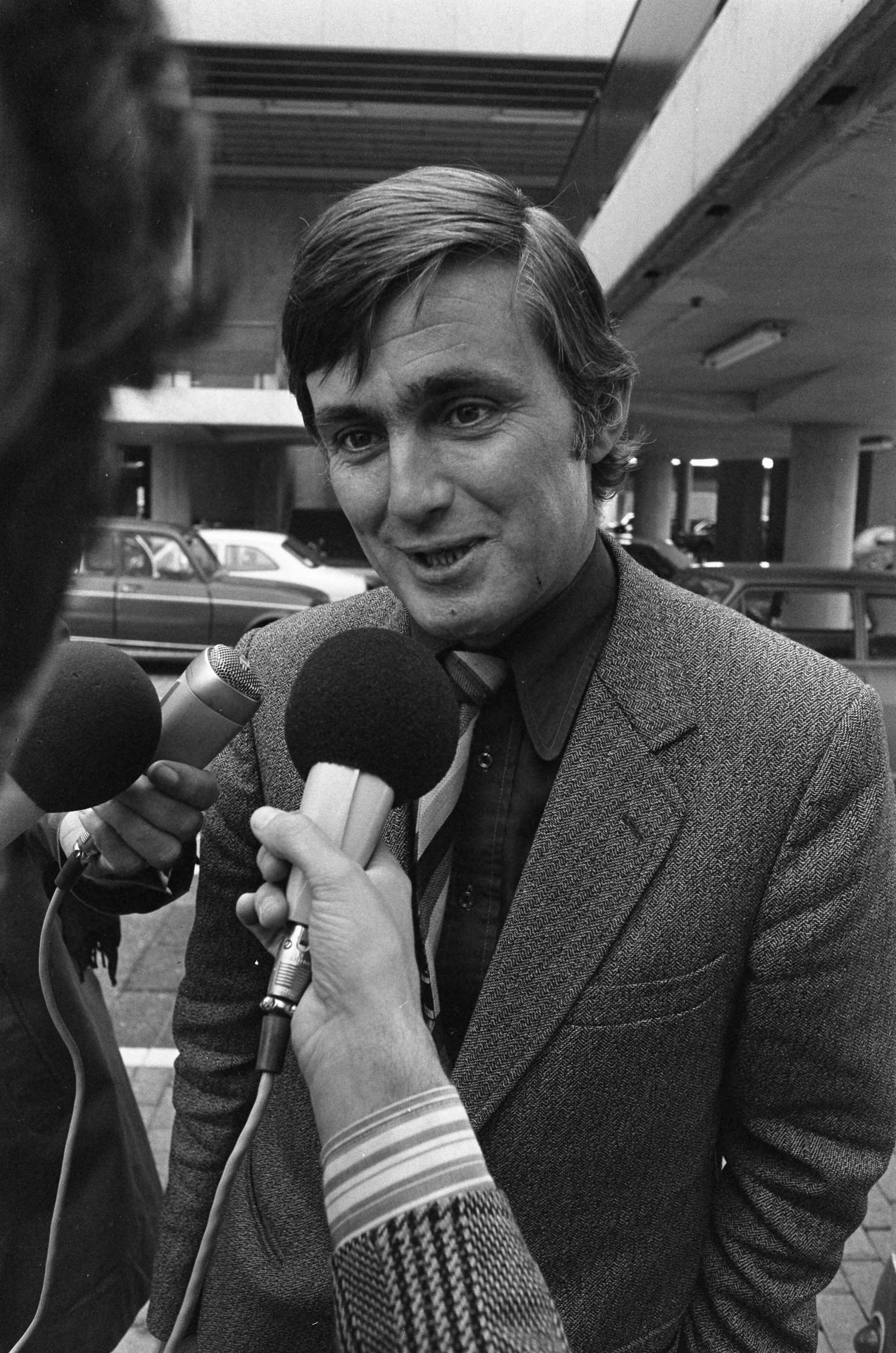 Fotocollectie Anefo — Piet Dankert (PvdA) gehoord in verband met "omkopingsaffaire"; Dankert in gesprek met journalisten na afloop in Den Haag — Foto: Verhoeff, Bert / Anefo. Licentie: Set B: Rechtenvrij / Publiek Domein. Bron: Nationaal Archief. http://hdl.handle.net/10648/ac57fb52-d0b4-102d-bcf8-003048976d84