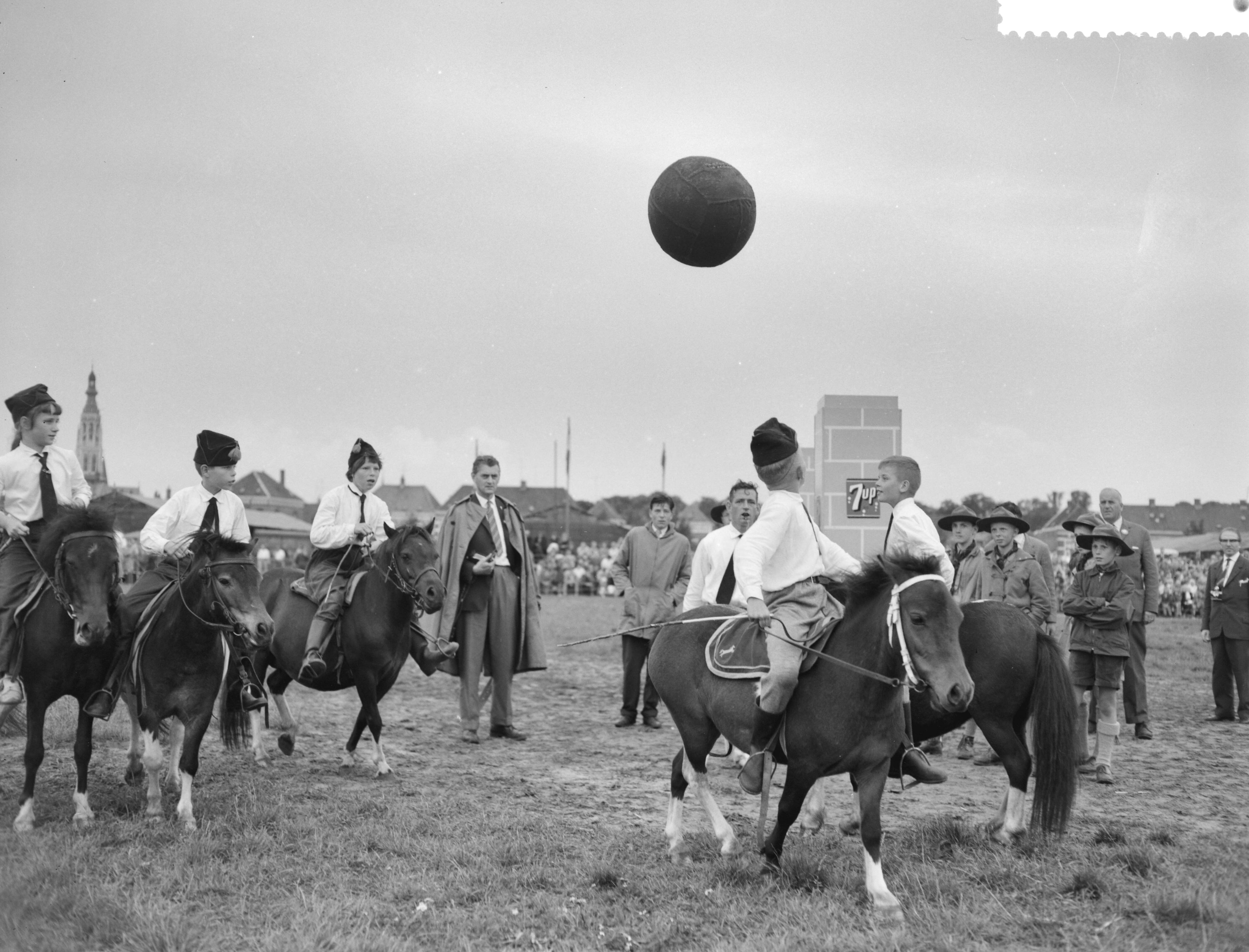 Fotocollectie Anefo — Concours hippique te Breda. De landelijke rijvereniging Bemmel en Omstreden gaf een demonstratie "pony voetbal" — Foto: Rossem, Wim van / Anefo. Licentie: Set B: Rechtenvrij / Publiek Domein. Bron: Nationaal Archief. http://hdl.handle.net/10648/a9b59cf6-d0b4-102d-bcf8-003048976d84
