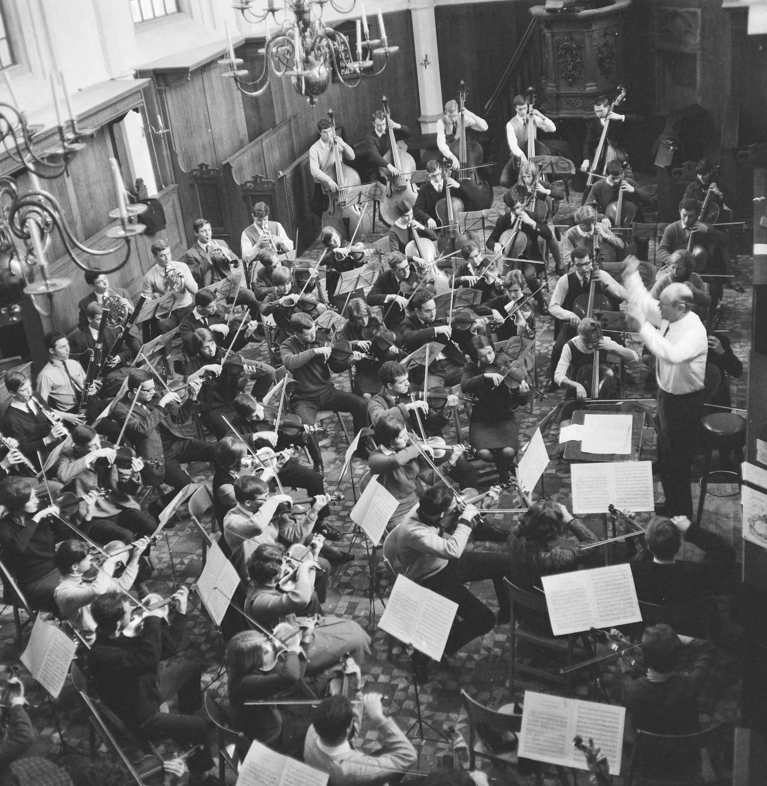 Fotocollectie Anefo — Nederlands Studenten Orkest in Bergen, Noord-Holland, Jan Brussen (dirigent) aan het repeteren met zijn studenten — Foto: Kroon, Ron / Anefo. Licentie: Set B: Rechtenvrij / Publiek Domein. Bron: Nationaal Archief. http://hdl.handle.net/10648/aad4ebdc-d0b4-102d-bcf8-003048976d84