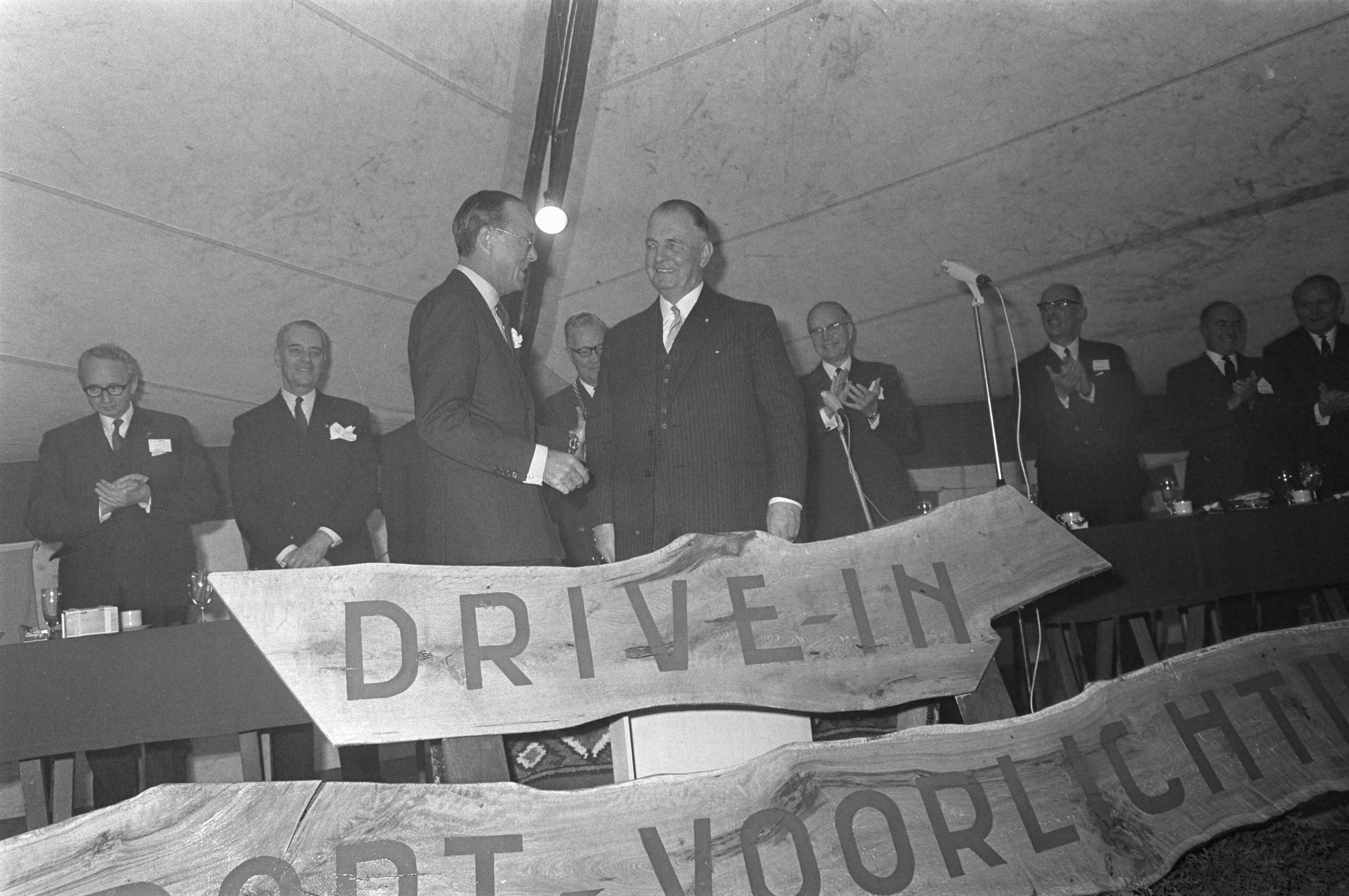 Fotocollectie Anefo — Prins Bernhard opende "Neclenburgh" drive-in voor Exportvoorlichting te Soest — Foto: Kroon, Ron / Anefo. Licentie: Set B: Rechtenvrij / Publiek Domein. Bron: Nationaal Archief. http://hdl.handle.net/10648/ab55854e-d0b4-102d-bcf8-003048976d84