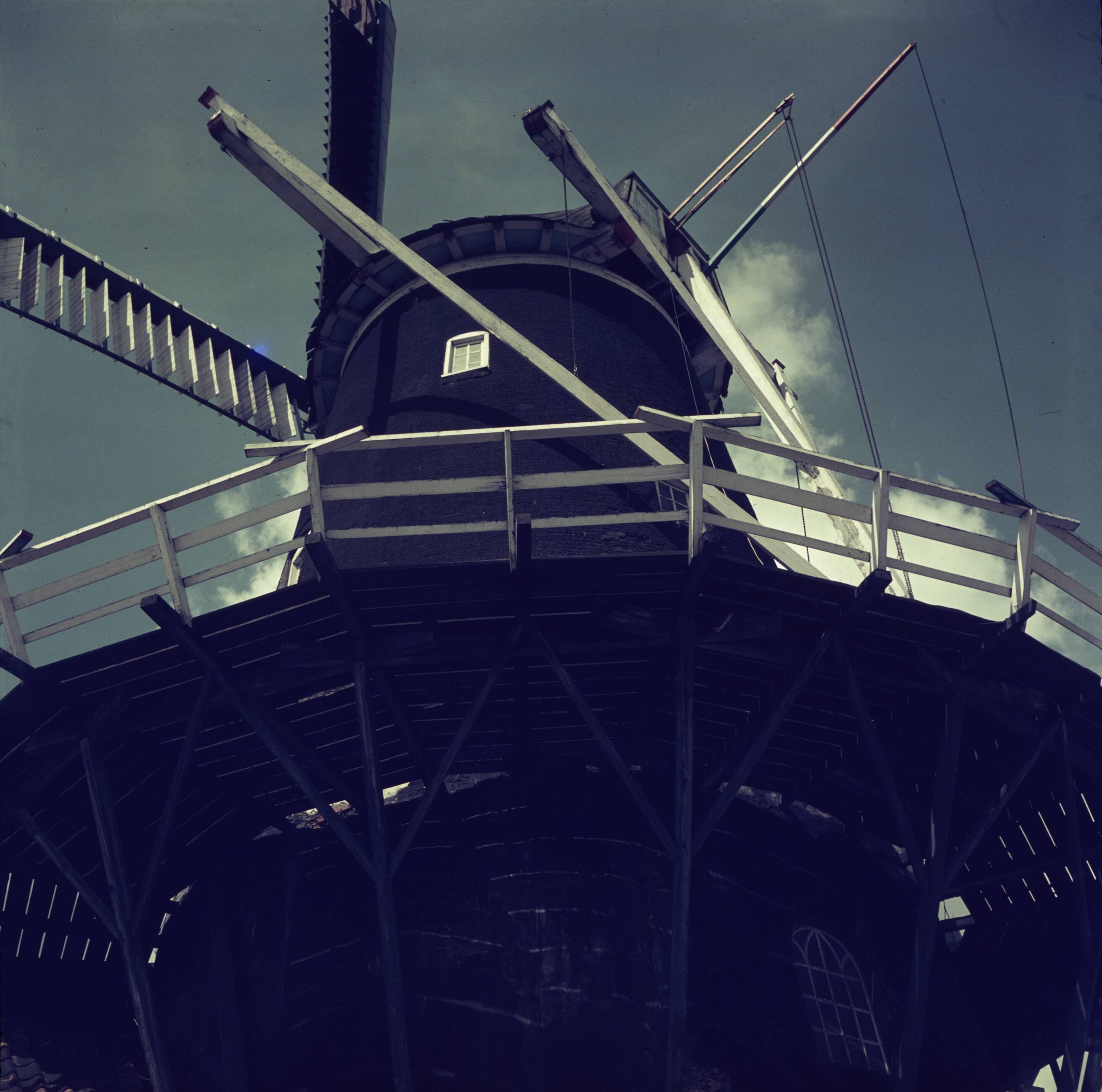 Reportage Nederland — Korenmolen De Hoop te Haren, provincie Groningen. Rond stenen stellingmolen, 2 koppel maalstenen, bouwjaar 1839 — Foto: Poll, Willem van de. Licentie: Set B: Rechtenvrij / Publiek Domein. Bron: Nationaal Archief. http://hdl.handle.net/10648/aeef5c52-d0b4-102d-bcf8-003048976d84
