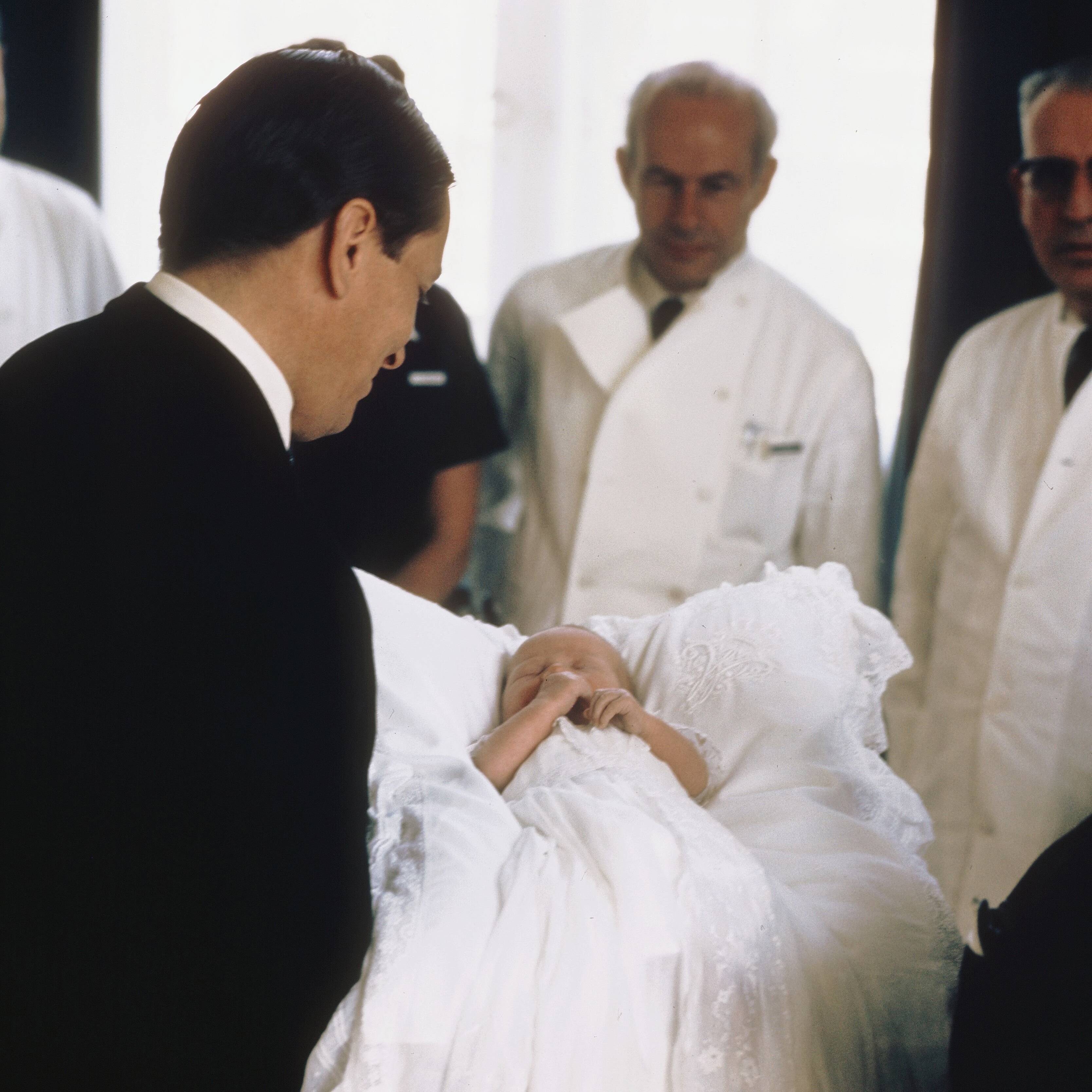 Fotocollectie RVD / Koninklijk Huis — Prins Claus toont de baby prins Willem-Alexander aan de doktoren in het Academisch Ziekenhuis Utrecht op 2 mei 1967 — Foto: KFP / RVD. Licentie: Set B: Rechtenvrij / Publiek Domein. Bron: Nationaal Archief. http://hdl.handle.net/10648/afaf280c-d0b4-102d-bcf8-003048976d84