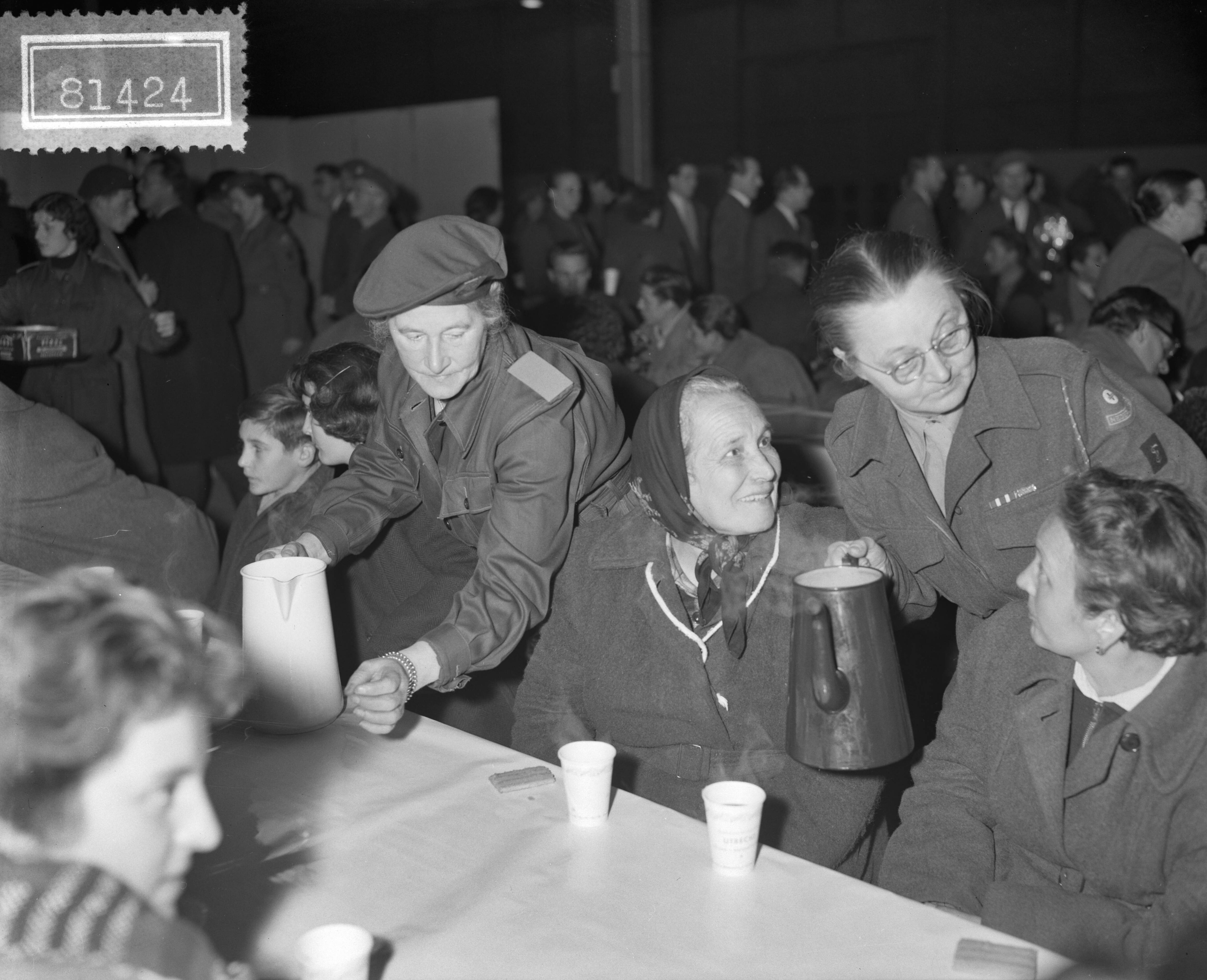 Fotocollectie Anefo — Aankomst Rode Kruistrein met Hongaren te Utrecht. Opvang in de Jaarbeurs — Foto: Behrens, Herbert F. / Anefo. Licentie: Set B: Rechtenvrij / Publiek Domein. Bron: Nationaal Archief. http://hdl.handle.net/10648/a952b712-d0b4-102d-bcf8-003048976d84
