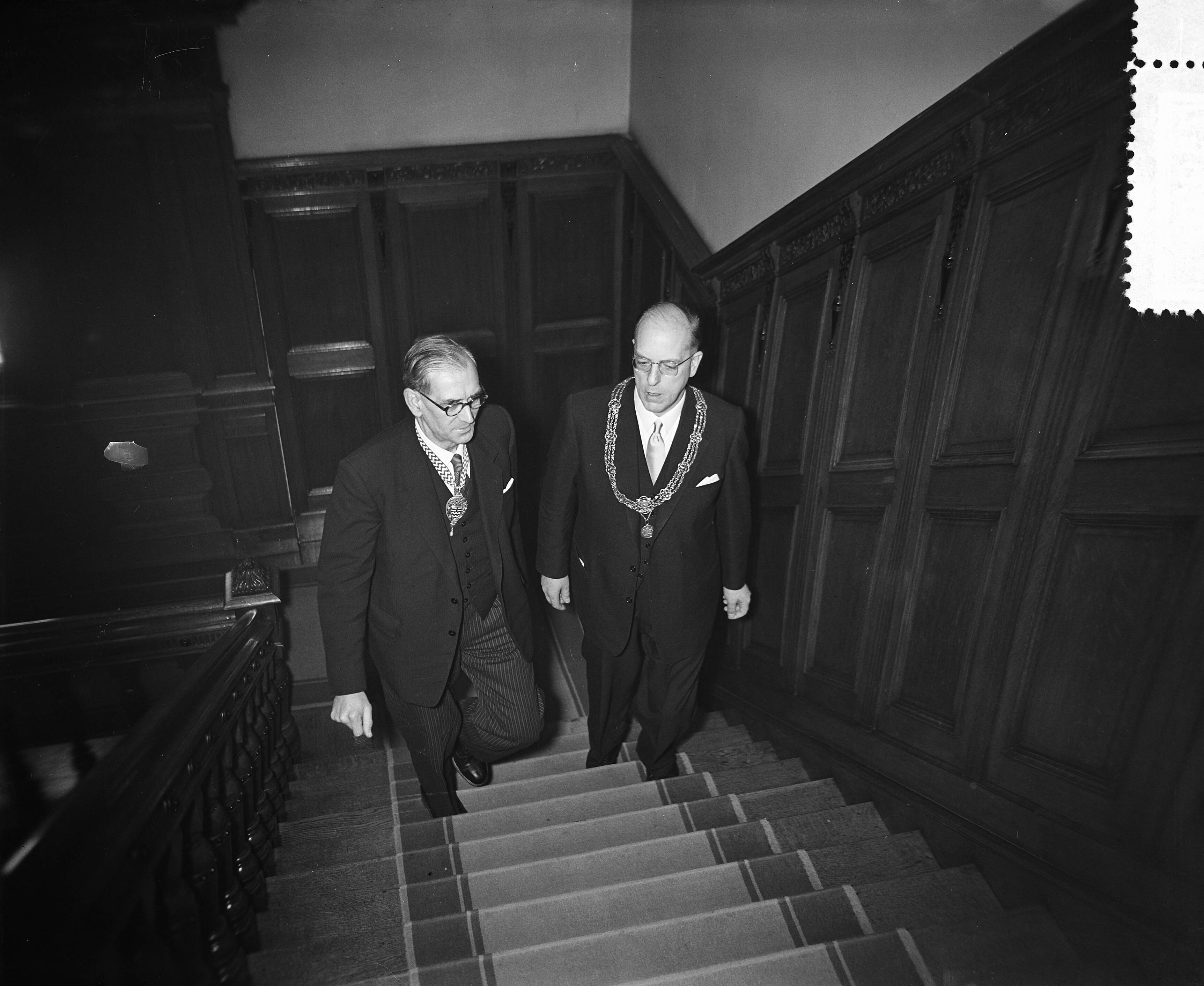 Fotocollectie Anefo — Gemeentebestuur van Londen in Den Haag. Chairman mr. Norman Prichard (rechts) met burgemeester mr. W.F.A. Schokking — Foto: Rossem, Wim van / Anefo. Licentie: Set B: Rechtenvrij / Publiek Domein. Bron: Nationaal Archief. http://hdl.handle.net/10648/a9433828-d0b4-102d-bcf8-003048976d84