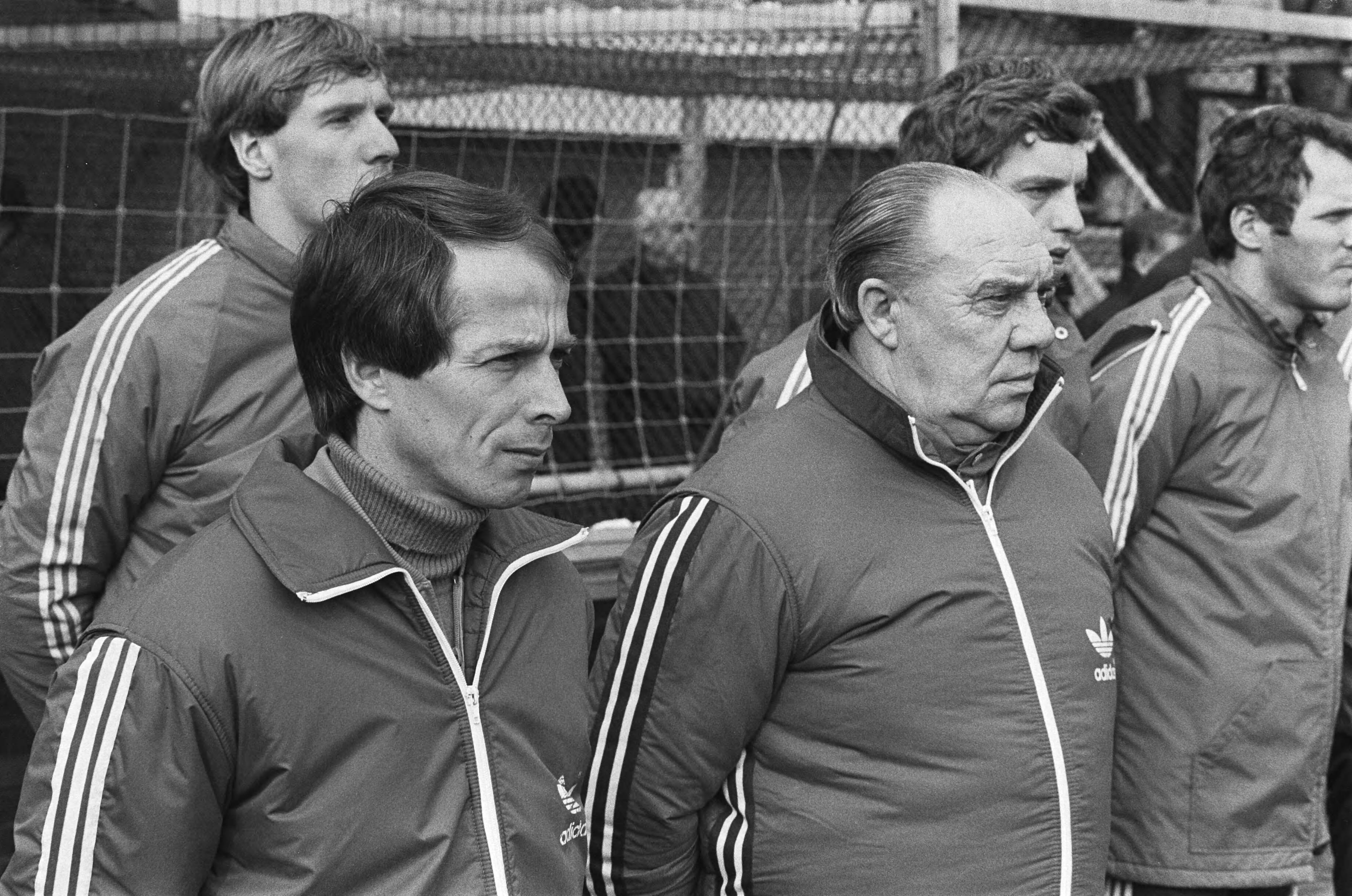 Fotocollectie Anefo — Interland Nederland tegen Cyprus 3-0 in Groningen, 2 en 3 Rob Baan (kop) voor de wedstrijd, 4 en 5 groepsfoto Nederlands elftal — Foto: Antonisse, Marcel / Anefo. Licentie: Set B: Rechtenvrij / Publiek Domein. Bron: Nationaal Archief. http://hdl.handle.net/10648/acf58386-d0b4-102d-bcf8-003048976d84