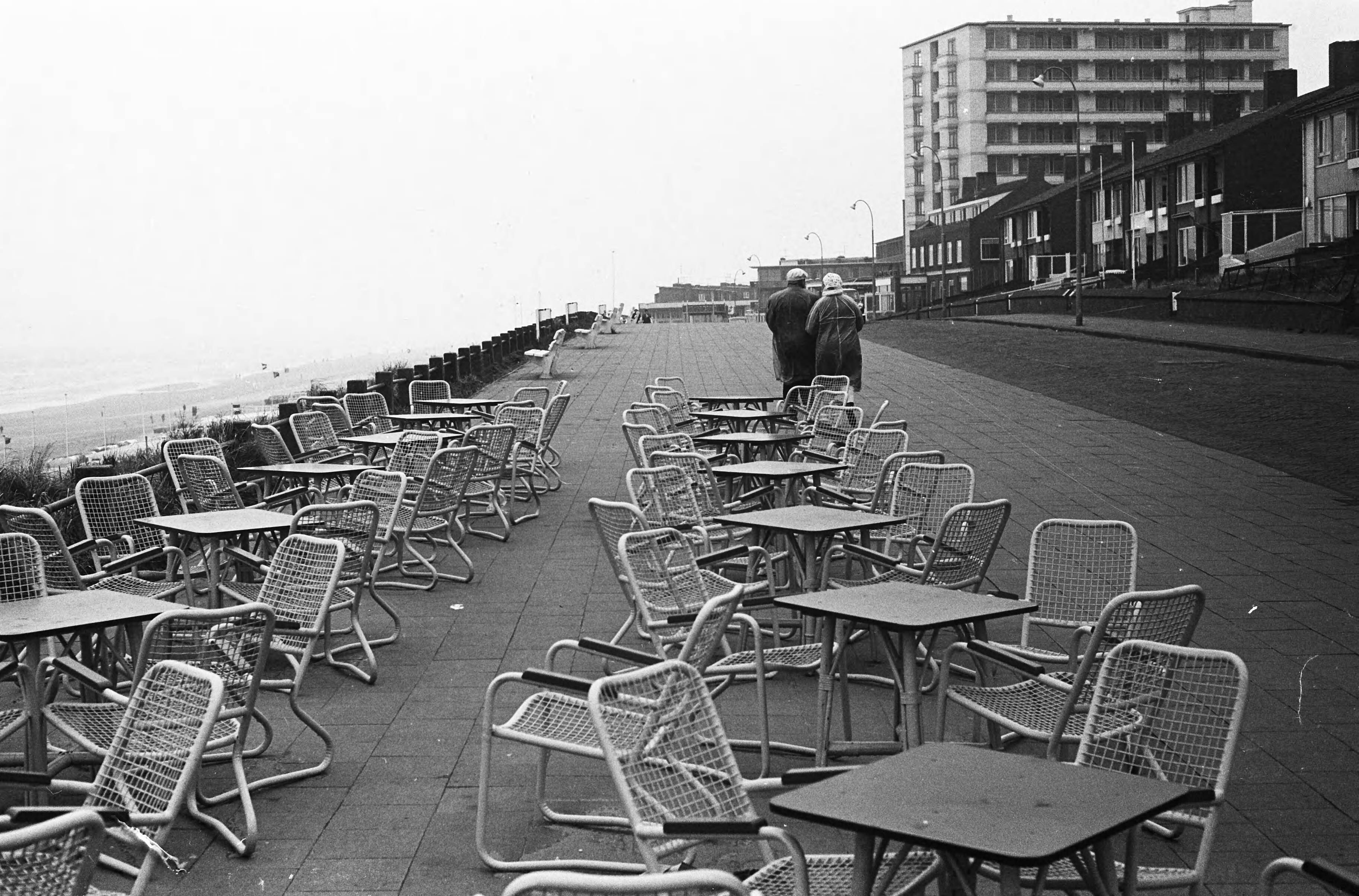 Fotocollectie Anefo — Slecht weer met Pasen, de Zandvoortse Boulevard , een trieste aanblik — Foto: Pot, Harry / Anefo. Licentie: Set B: Rechtenvrij / Publiek Domein. Bron: Nationaal Archief. http://hdl.handle.net/10648/aa3223c0-d0b4-102d-bcf8-003048976d84