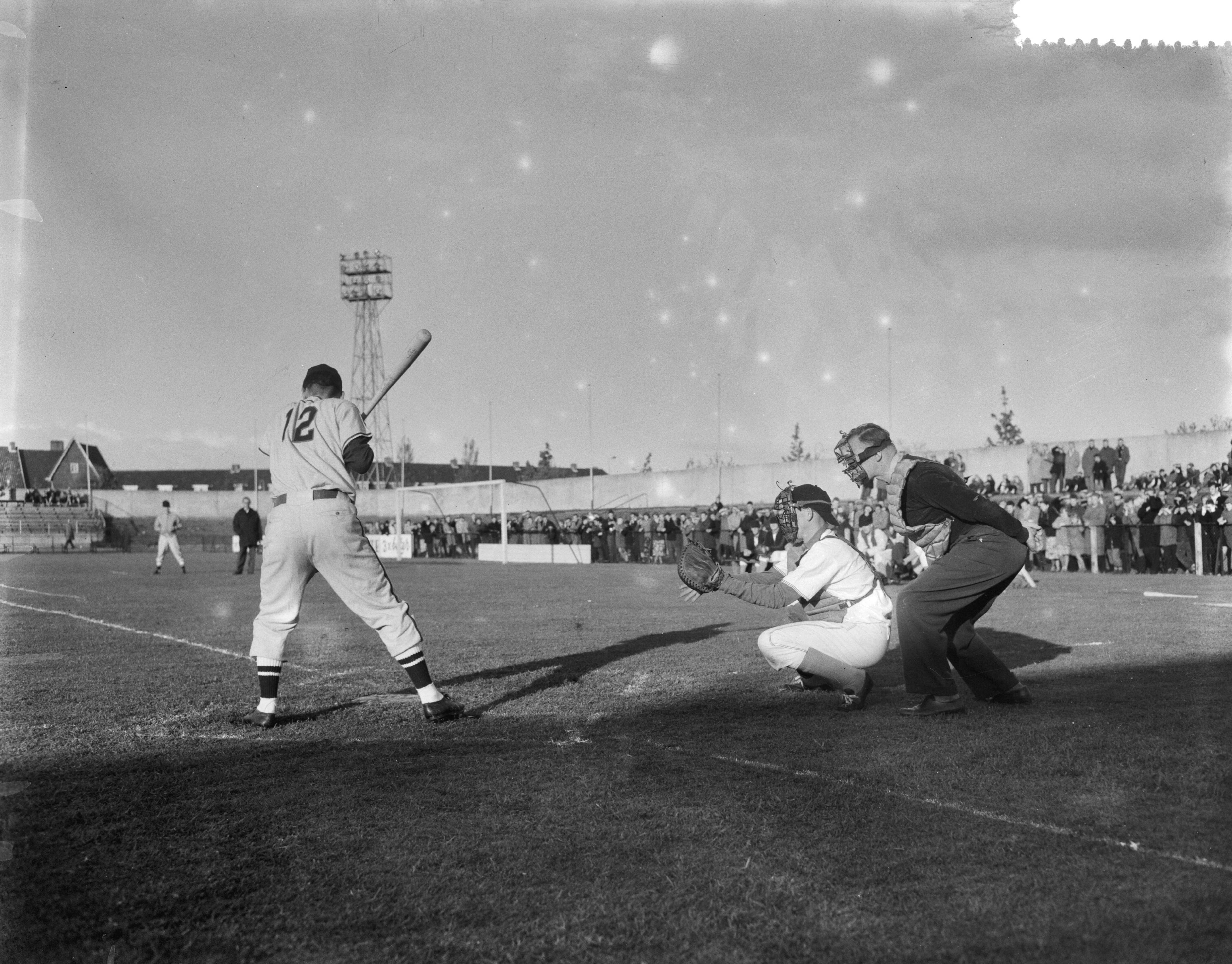 Fotocollectie Anefo — Oefenwedstrijd honkbal in Haarlem. Nederlandse bondsploeg tegen "Hanau Locomotives", een Amerikaans team uit Duitsland — Foto: Noske, J.D. / Anefo. Licentie: Set B: Rechtenvrij / Publiek Domein. Bron: Nationaal Archief. http://hdl.handle.net/10648/a96045da-d0b4-102d-bcf8-003048976d84