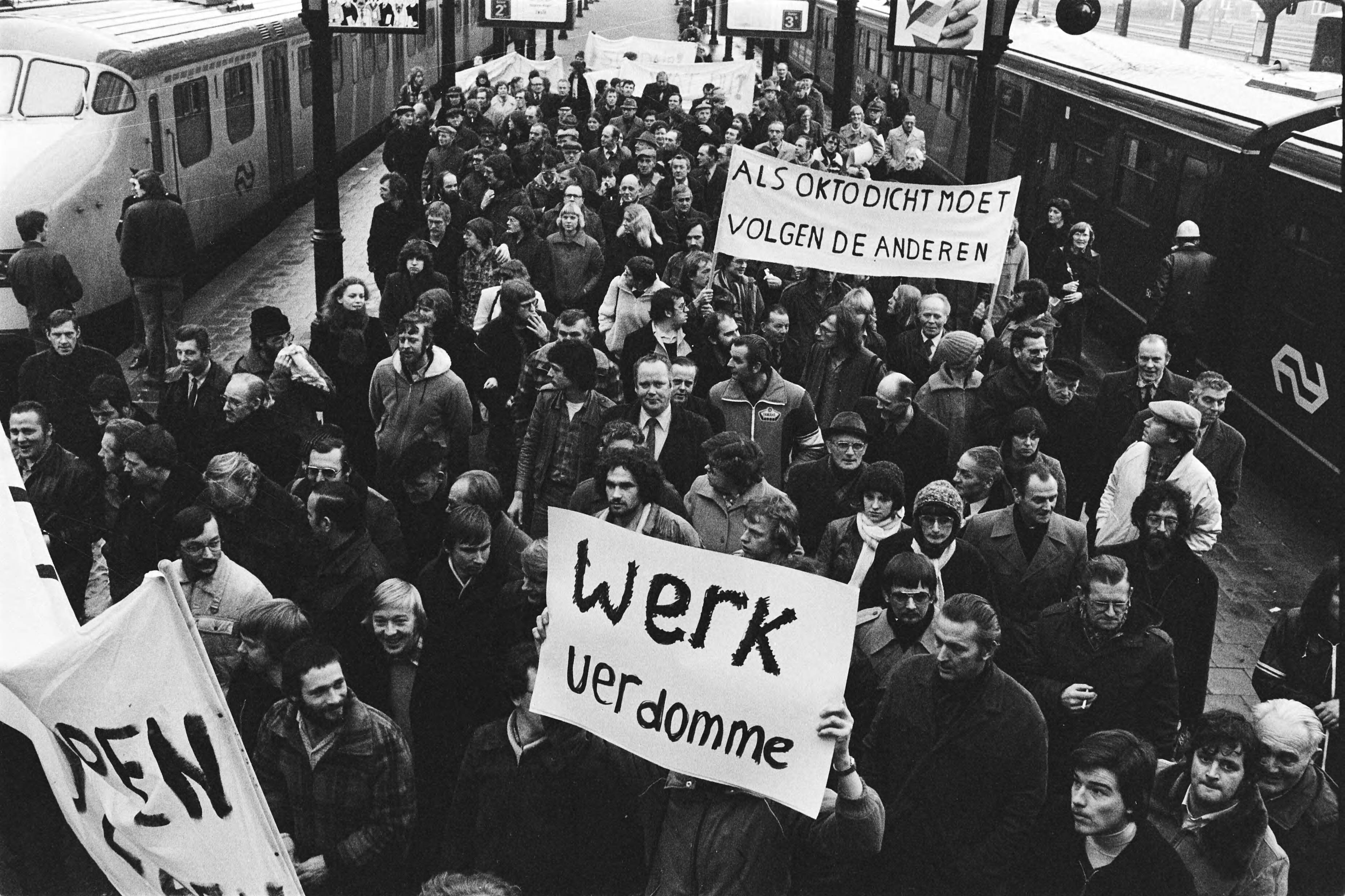 Fotocollectie Anefo — Demonstratie in Groningen voor werkgelegenheid in het Noorden des lands; demonstranten op het station — Foto: Suyk, Koen / Anefo. Licentie: Set B: Rechtenvrij / Publiek Domein. Bron: Nationaal Archief. http://hdl.handle.net/10648/acd9b52a-d0b4-102d-bcf8-003048976d84