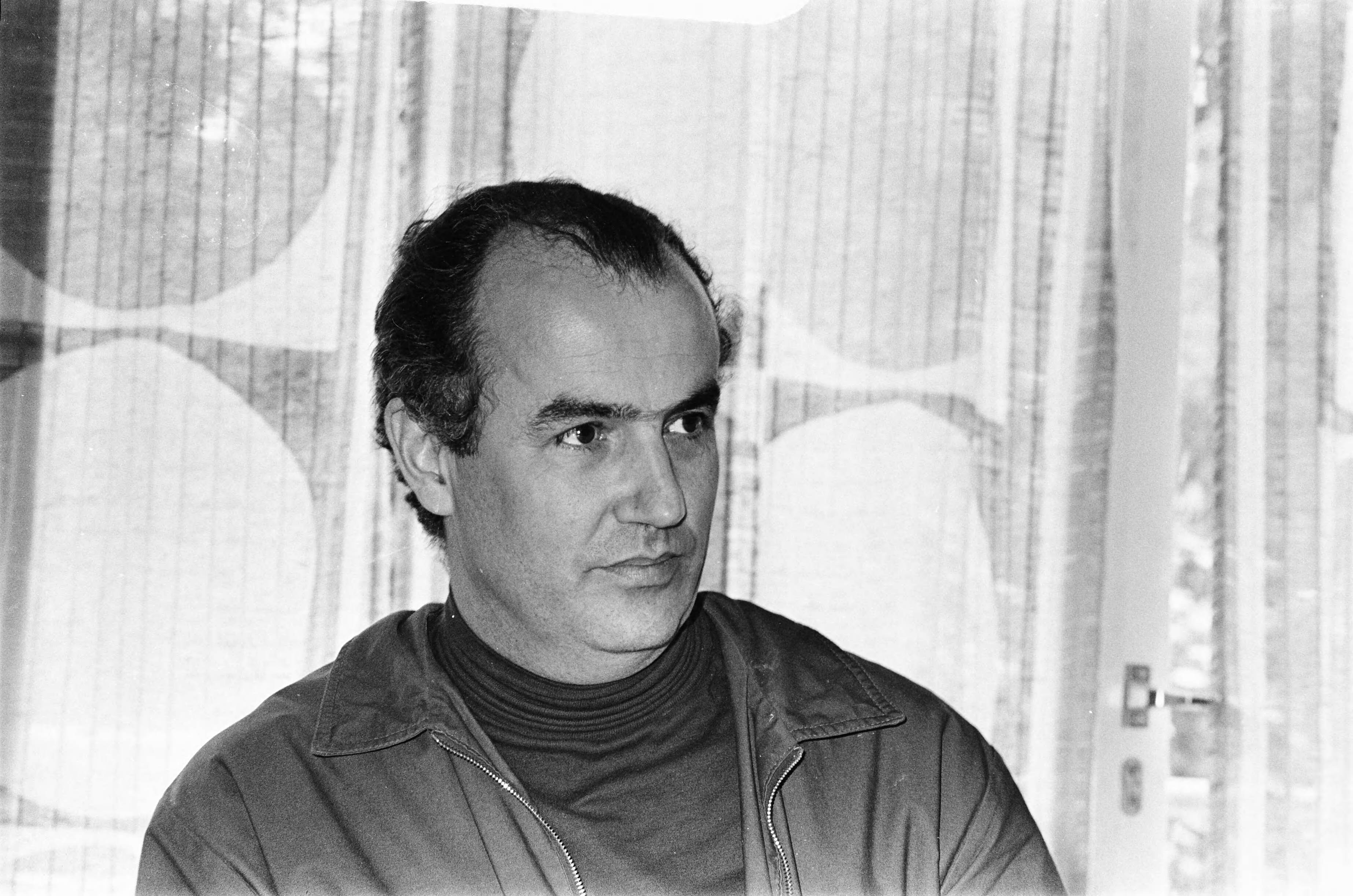 Fotocollectie Anefo — Persconferentie van Italiaanse componist Luigi Mono in Hilversum; Luigi Mono (kop) — Foto: Evers, Joost / Anefo. Licentie: Set B: Rechtenvrij / Publiek Domein. Bron: Nationaal Archief. http://hdl.handle.net/10648/ab99e1bc-d0b4-102d-bcf8-003048976d84