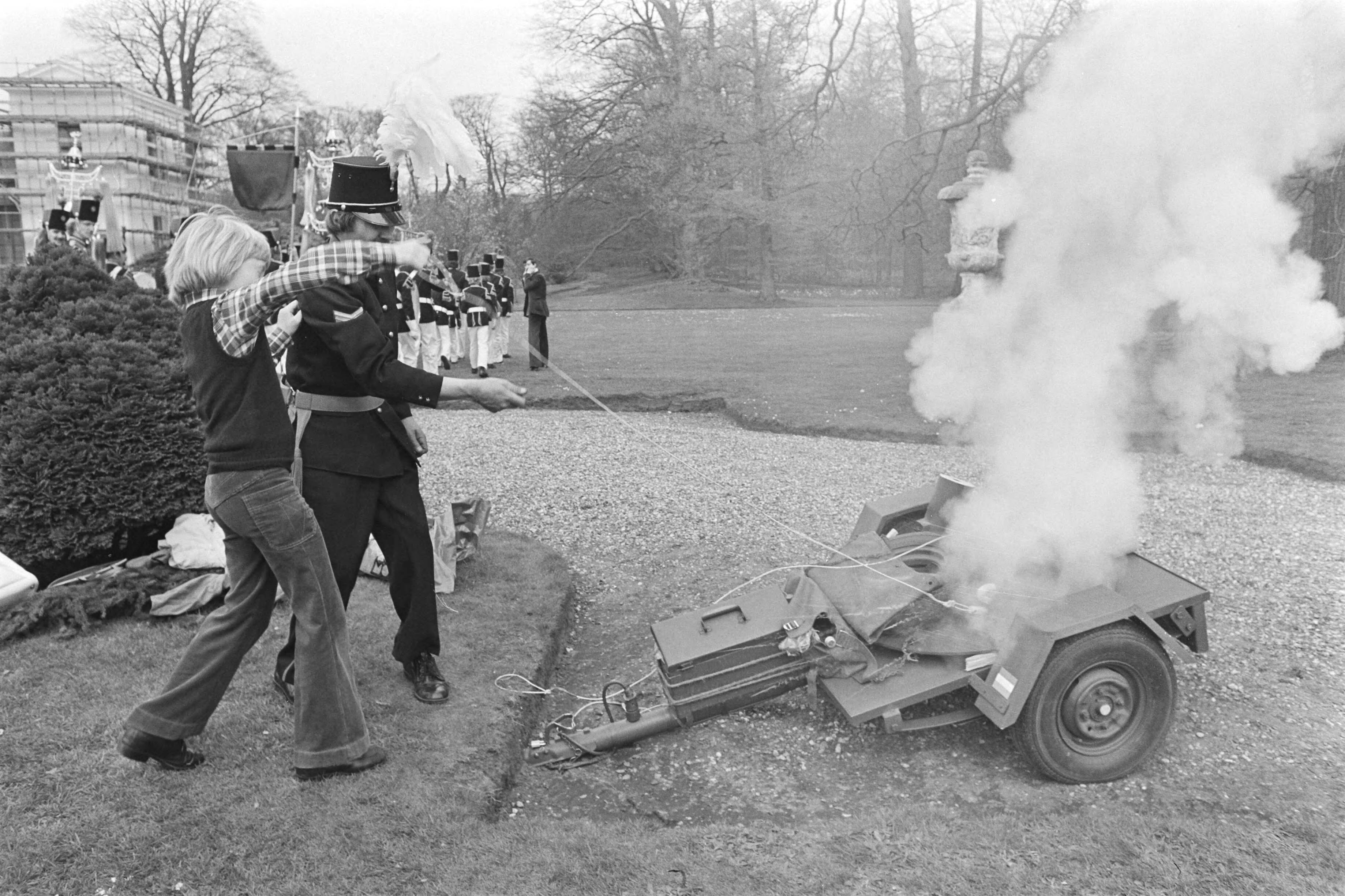 Koninginnedag 1977, defile Soestdijk — Defile Soestdijk; gebeuren in Paleistuin — Foto: Peters, Hans / Anefo. Licentie: Set B: Rechtenvrij / Publiek Domein. Bron: Nationaal Archief. http://hdl.handle.net/10648/ac9af95c-d0b4-102d-bcf8-003048976d84