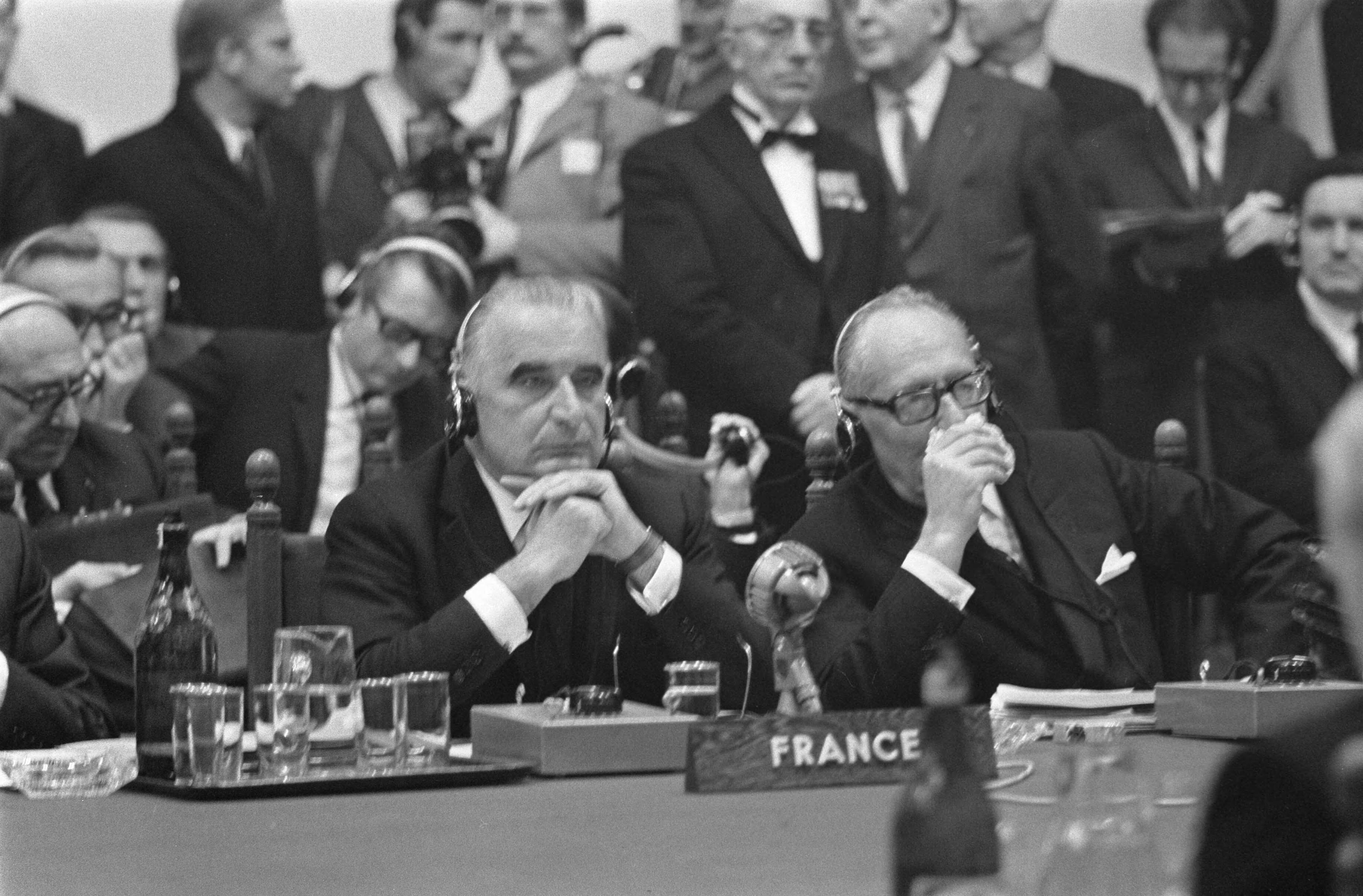 Fotocollectie Anefo — EEG-Topconferentie in Den Haag . Opening. Links president Pompidou (Frankrijk) en rechts ministe Schumann — Foto: Koch, Eric / Anefo. Licentie: Set B: Rechtenvrij / Publiek Domein. Bron: Nationaal Archief. http://hdl.handle.net/10648/ab8414b8-d0b4-102d-bcf8-003048976d84