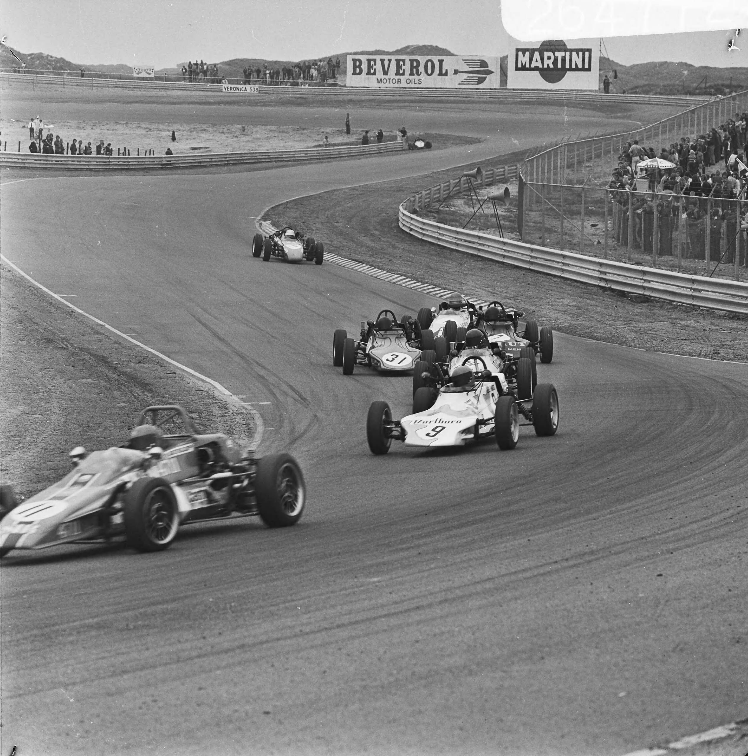Fotocollectie Anefo — Pinksterraces op circuit Zandvoort, Formule Vee race , op kop nummer 9 Jelle Hingst — Foto: Mieremet, Rob / Anefo. Licentie: Set B: Rechtenvrij / Publiek Domein. Bron: Nationaal Archief. http://hdl.handle.net/10648/ac2ef31a-d0b4-102d-bcf8-003048976d84
