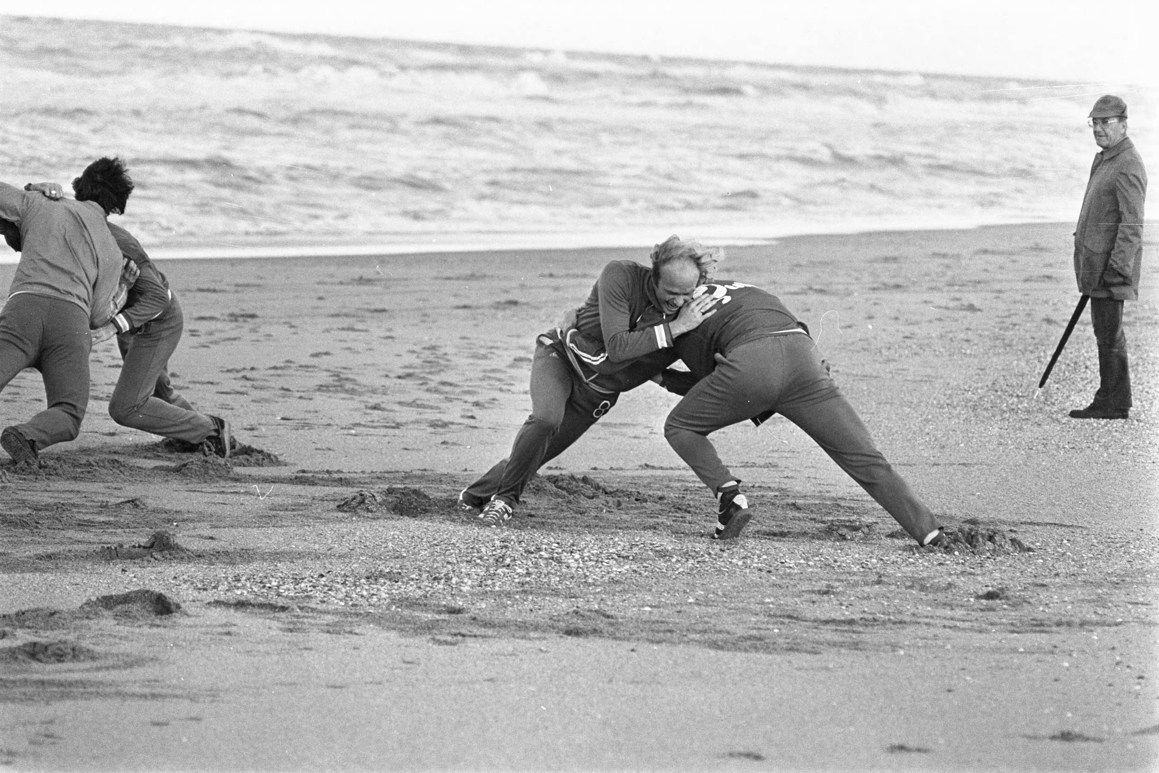 Fotocollectie Anefo — Training Ajax in Wassenaar; Ruud Geels (l) en Meyer tijdens training, Ruud Krol (l) met reservedoelman Jager tijdens training op strand — Foto: Peters, Hans / Anefo. Licentie: Set B: Rechtenvrij / Publiek Domein. Bron: Nationaal Archief. http://hdl.handle.net/10648/aca58520-d0b4-102d-bcf8-003048976d84