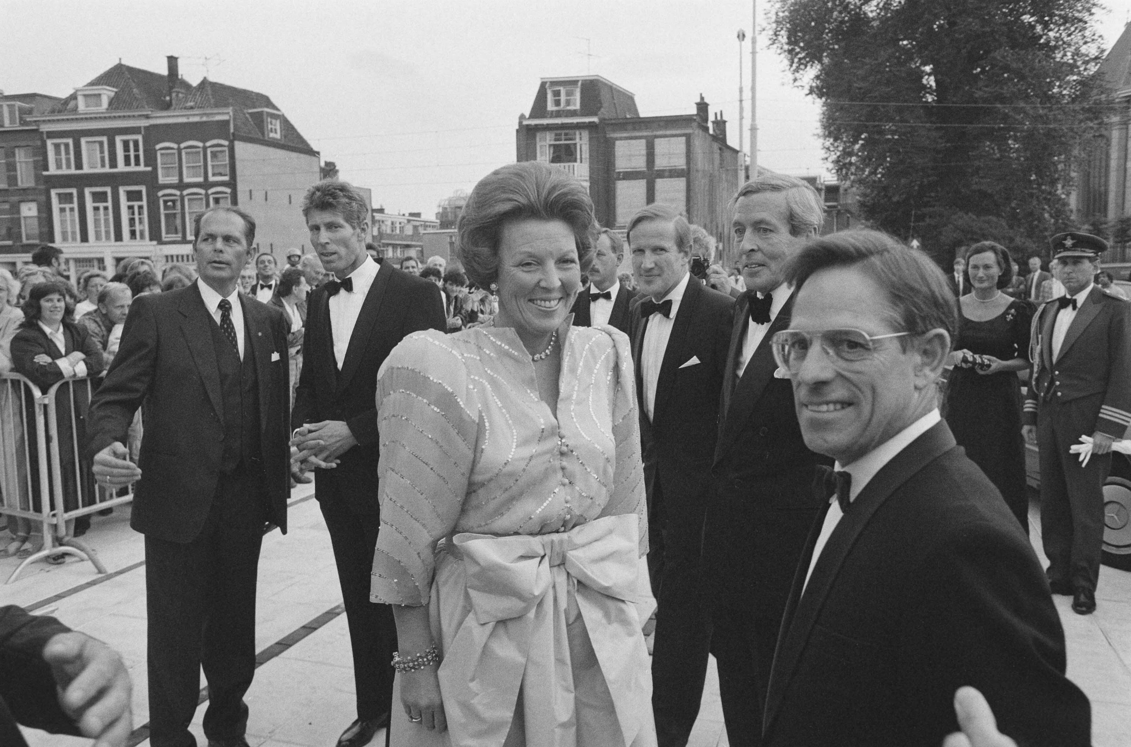 Fotocollectie Anefo — Koningin Beatrix voor het eerst in openbaar na ziekte bij opening Muziek-en Danstheater Den Haag met Prins Claus (rechts voorgrond burgemeester Haverman) / — Foto: Croes, Rob C. / Anefo. Licentie: Set B: Rechtenvrij / Publiek Domein. Bron: Nationaal Archief. http://hdl.handle.net/10648/ad63e3e4-d0b4-102d-bcf8-003048976d84