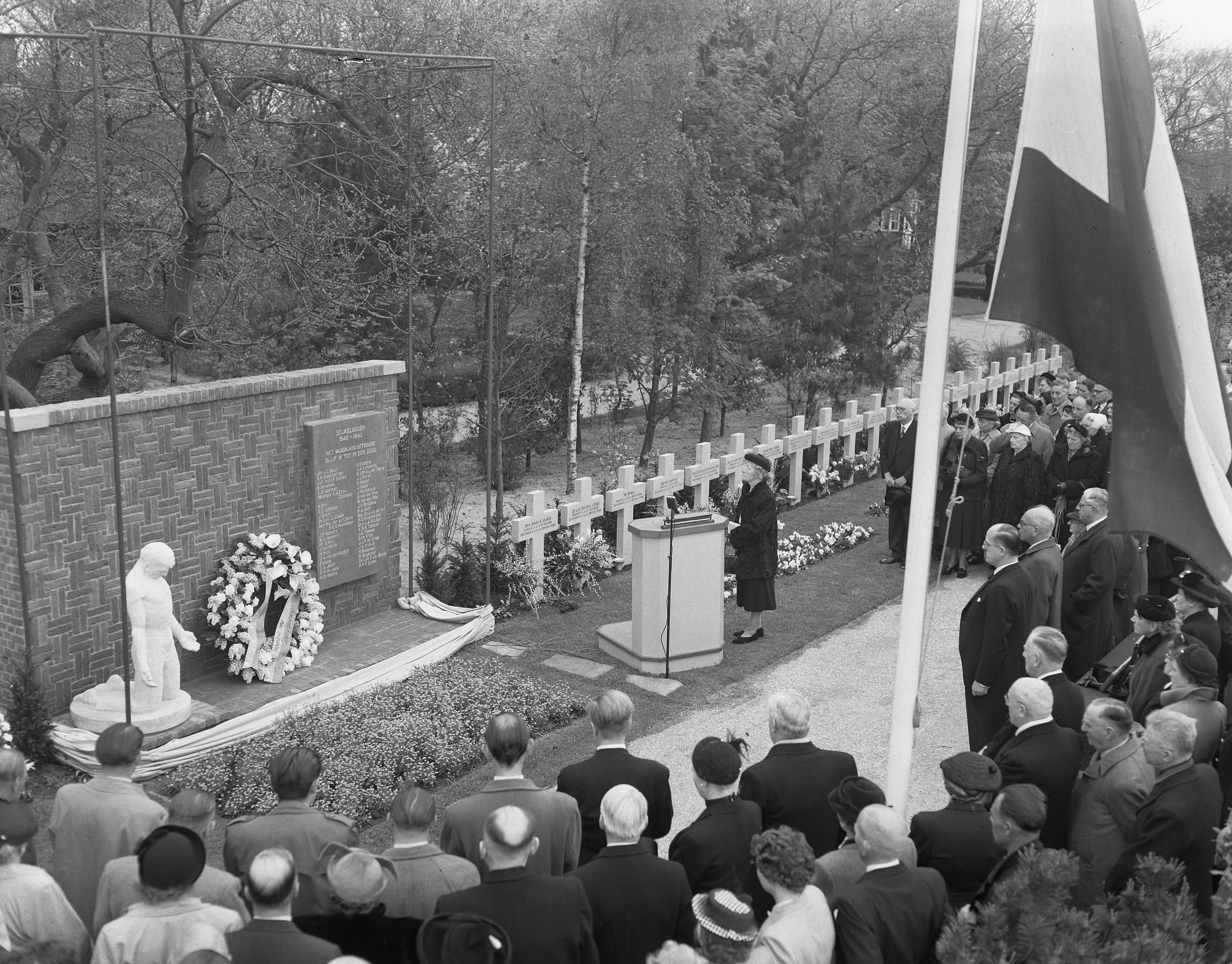 Fotocollectie Anefo — Dodenherdenking. Op de begraafplaats Westduin in Den Haag wordt een eregraf c.q. monument voor de Stijkelgroep onthuld — Foto: Duinen, G.W. van / Anefo. Licentie: Set B: Rechtenvrij / Publiek Domein. Bron: Nationaal Archief. http://hdl.handle.net/10648/a90b6cae-d0b4-102d-bcf8-003048976d84