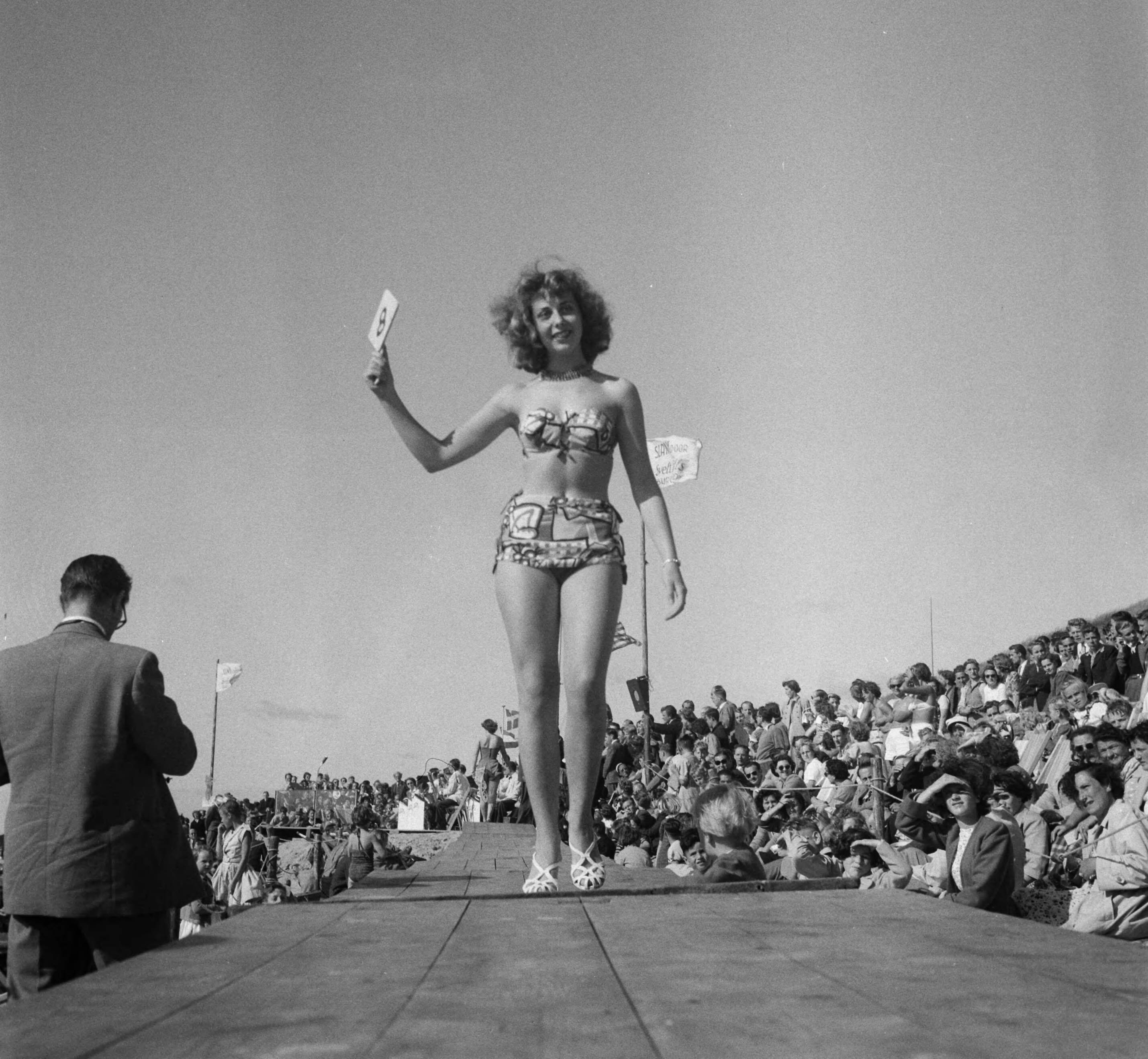 Miss Zandvoort — Verkiezing Miss Zandvoort; winnares Mimi Kok (17 jaar) — Foto: Pot, Harry / Anefo. Licentie: Set B: Rechtenvrij / Publiek Domein. Bron: Nationaal Archief. http://hdl.handle.net/10648/a8ed32ca-d0b4-102d-bcf8-003048976d84