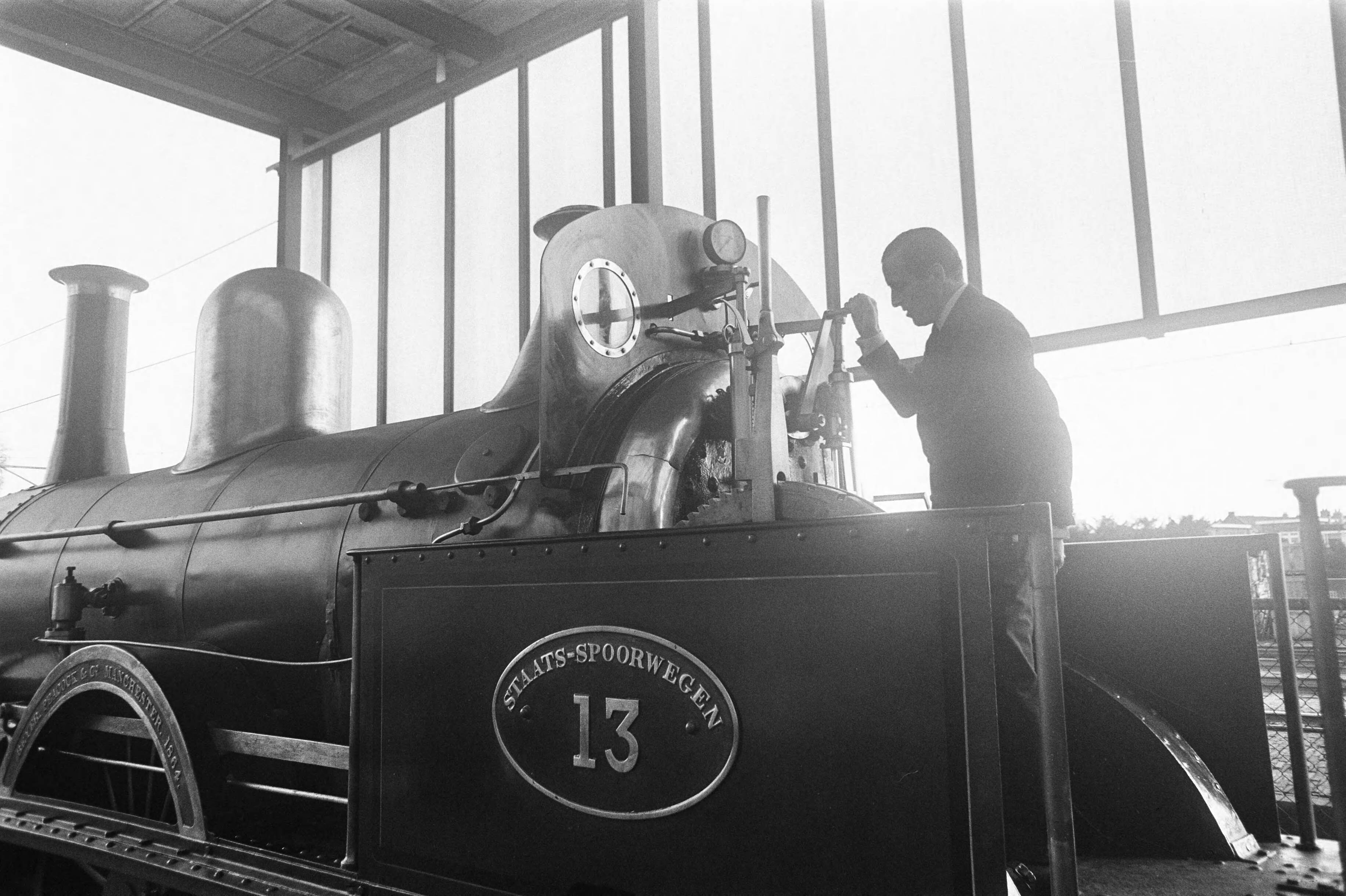 Fotocollectie Anefo — Prins Claus bezoekt Nederlandse Spoorwegen , onder andere het Spoorwegmuseum te Utrecht. Prins Claus bij de oude locomotieven — Foto: Mieremet, Rob / Anefo. Licentie: Set B: Rechtenvrij / Publiek Domein. Bron: Nationaal Archief. http://hdl.handle.net/10648/ab82437c-d0b4-102d-bcf8-003048976d84