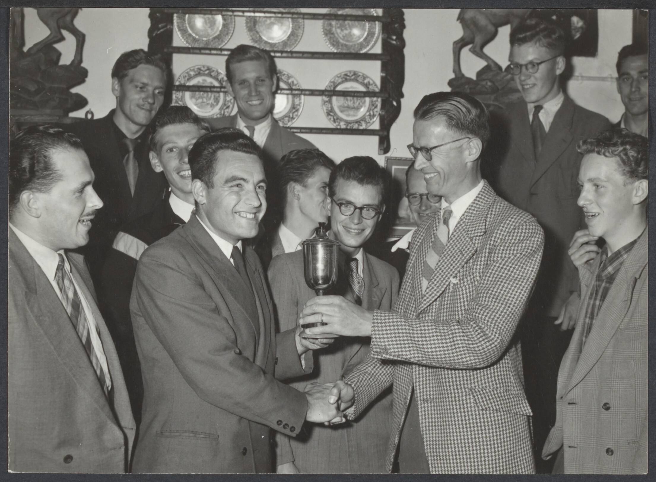 Spaarnestad. Sport en Spel - Nederland — [Serie bedrijfsvoetbal Spaarnestad, diverse jaren] Bekerwedstrijd N.V. Durkkrij "De Spaarnestad" - "De Tiojd" 19-8-'55, uitslag 8-2. Overhandiging van de wisselbeker door de heer Kramer — Foto: Reintjens, Peike / Spaarnestad. Licentie: Set B: Rechtenvrij / Publiek Domein. Bron: Nationaal Archief. http://hdl.handle.net/10648/f841326f-a3a6-34f7-f8a3-10b97c3777c2