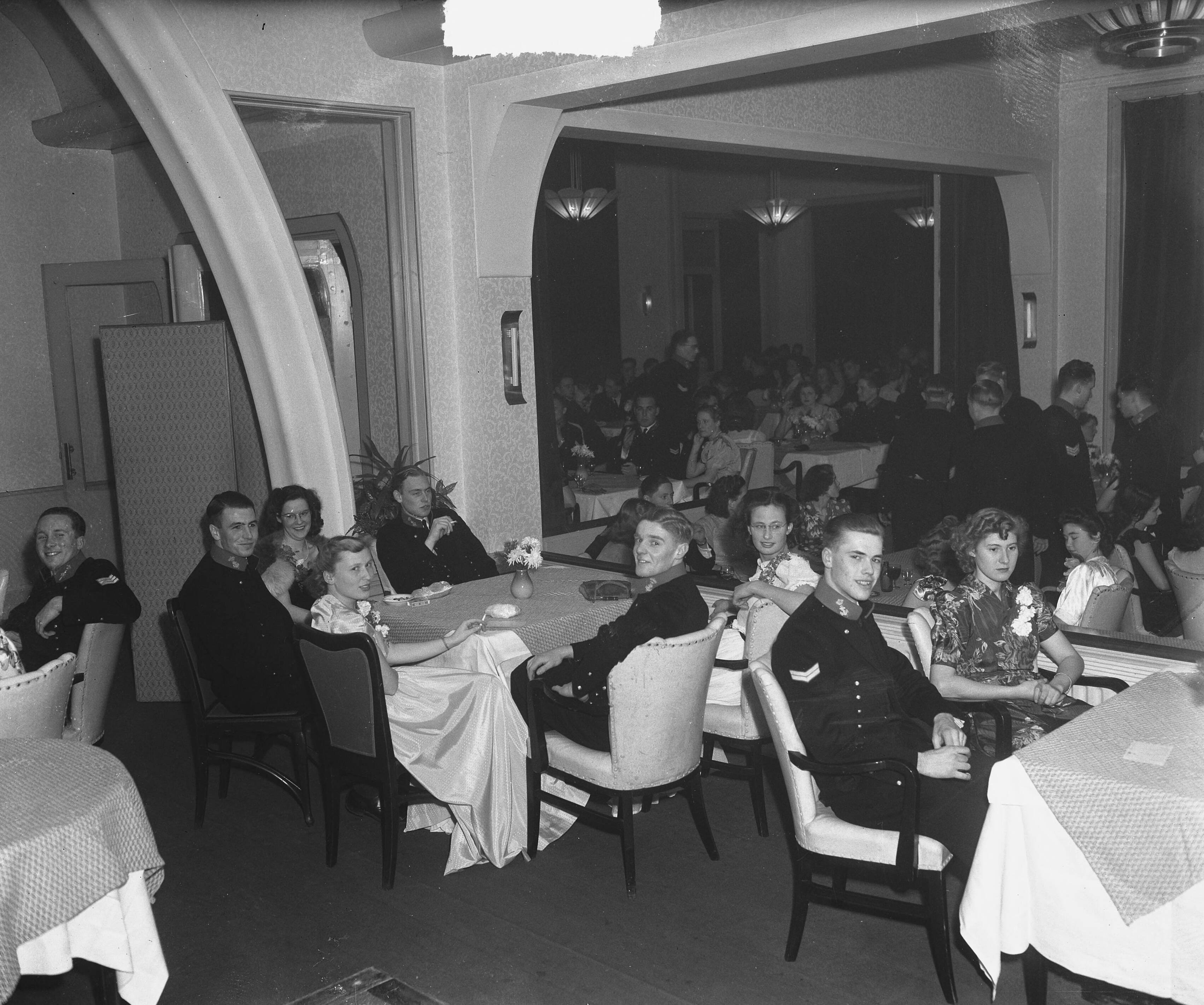Fotocollectie Anefo — Bal adelborsten Kurhaus Scheveningen @ — Foto: Merk, Ben / Anefo. Licentie: Set B: Rechtenvrij / Publiek Domein. Bron: Nationaal Archief. http://hdl.handle.net/10648/a8c17fae-d0b4-102d-bcf8-003048976d84