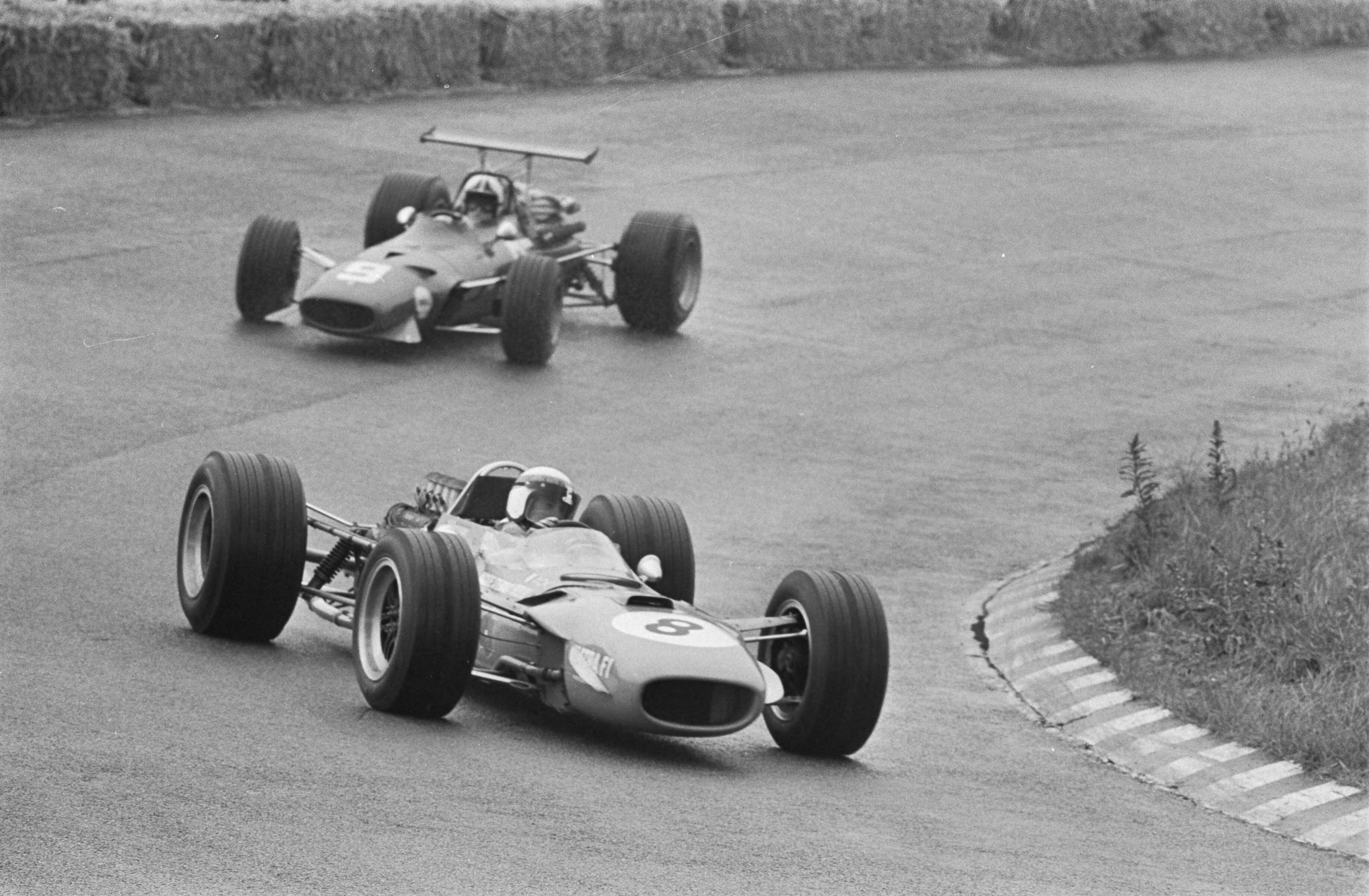 Fotocollectie Anefo — Grand Prix 68 Zandvoort. Jackie Stewart (8) en Chris Amon (9) — Foto: Evers, Joost / Anefo. Licentie: Set B: Rechtenvrij / Publiek Domein. Bron: Nationaal Archief. http://hdl.handle.net/10648/ab44f54e-d0b4-102d-bcf8-003048976d84