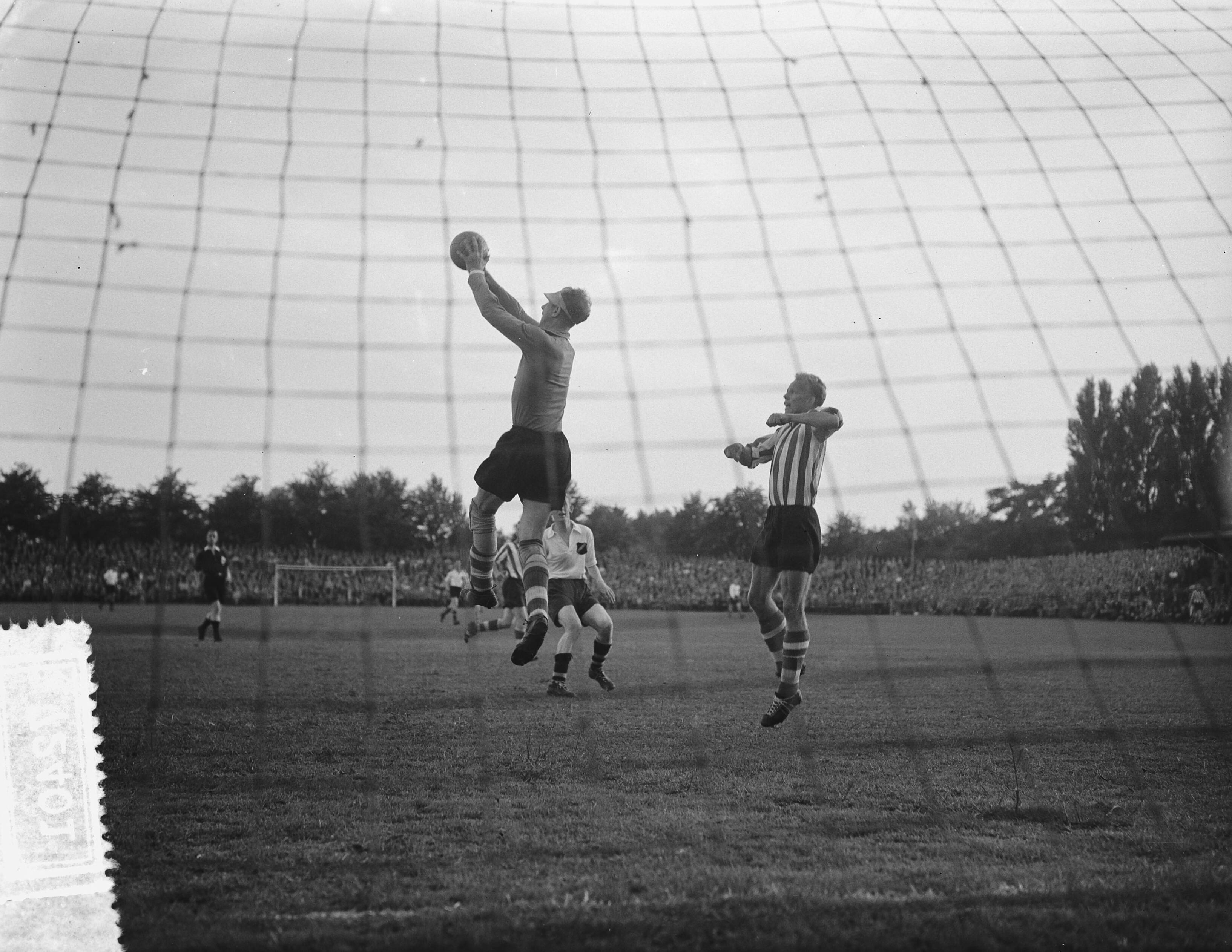 Fotocollectie Anefo — Voetbal. NAC tegen PSV 0-2. Spelmoment — Foto: Bilsen, Joop van / Anefo. Licentie: Set B: Rechtenvrij / Publiek Domein. Bron: Nationaal Archief. http://hdl.handle.net/10648/a9385f8e-d0b4-102d-bcf8-003048976d84