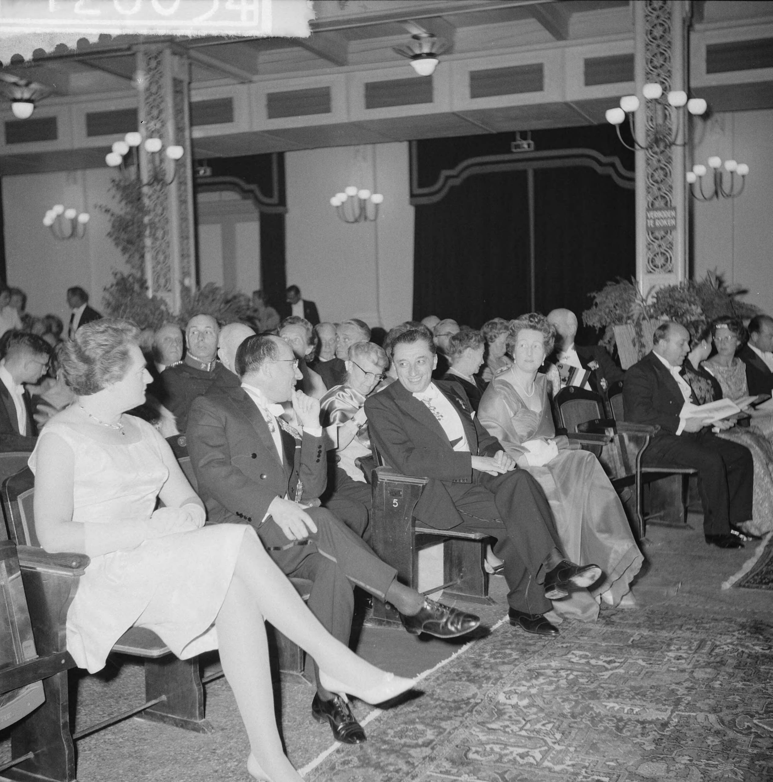 Opening Holland Festival 1961 in het Kurhaus — Opening Holland Festival 1961 in het Kurhaus te Scheveningen. Hoge gasten in het publiek. Vlnr. mevrouw Cals, minister Cals, minister Van Aartsen, mevrouw Van Aartsen — Foto: Lindeboom, Henk / Anefo. Licentie: Set B: Rechtenvrij / Publiek Domein. Bron: Nationaal Archief. http://hdl.handle.net/10648/a9d8c3de-d0b4-102d-bcf8-003048976d84