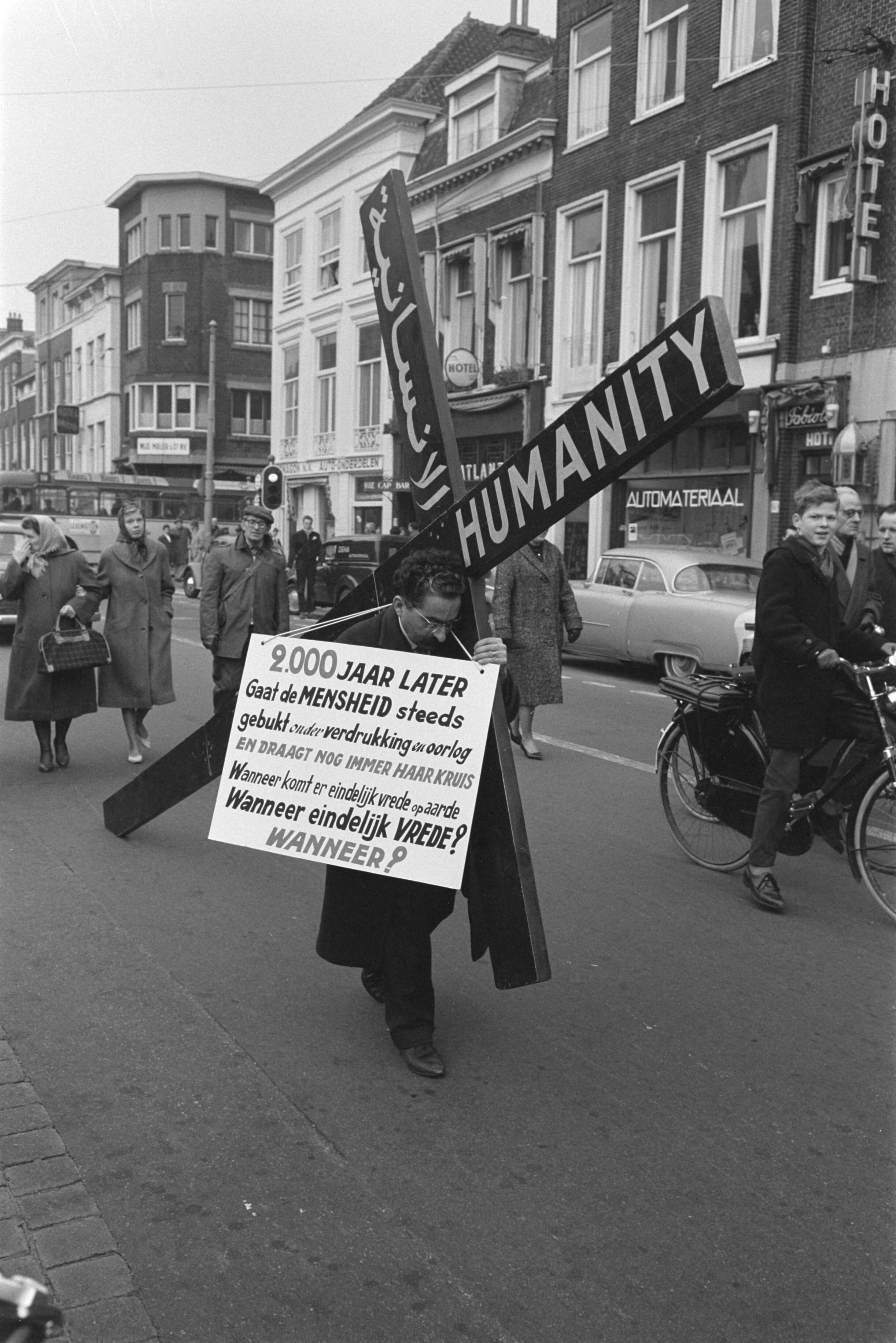Fotocollectie Anefo — Vredeskruistocht door Edmond Khayat. Tocht door Den Haag — Foto: Pot, Harry / Anefo. Licentie: Set B: Rechtenvrij / Publiek Domein. Bron: Nationaal Archief. http://hdl.handle.net/10648/a9ef6774-d0b4-102d-bcf8-003048976d84