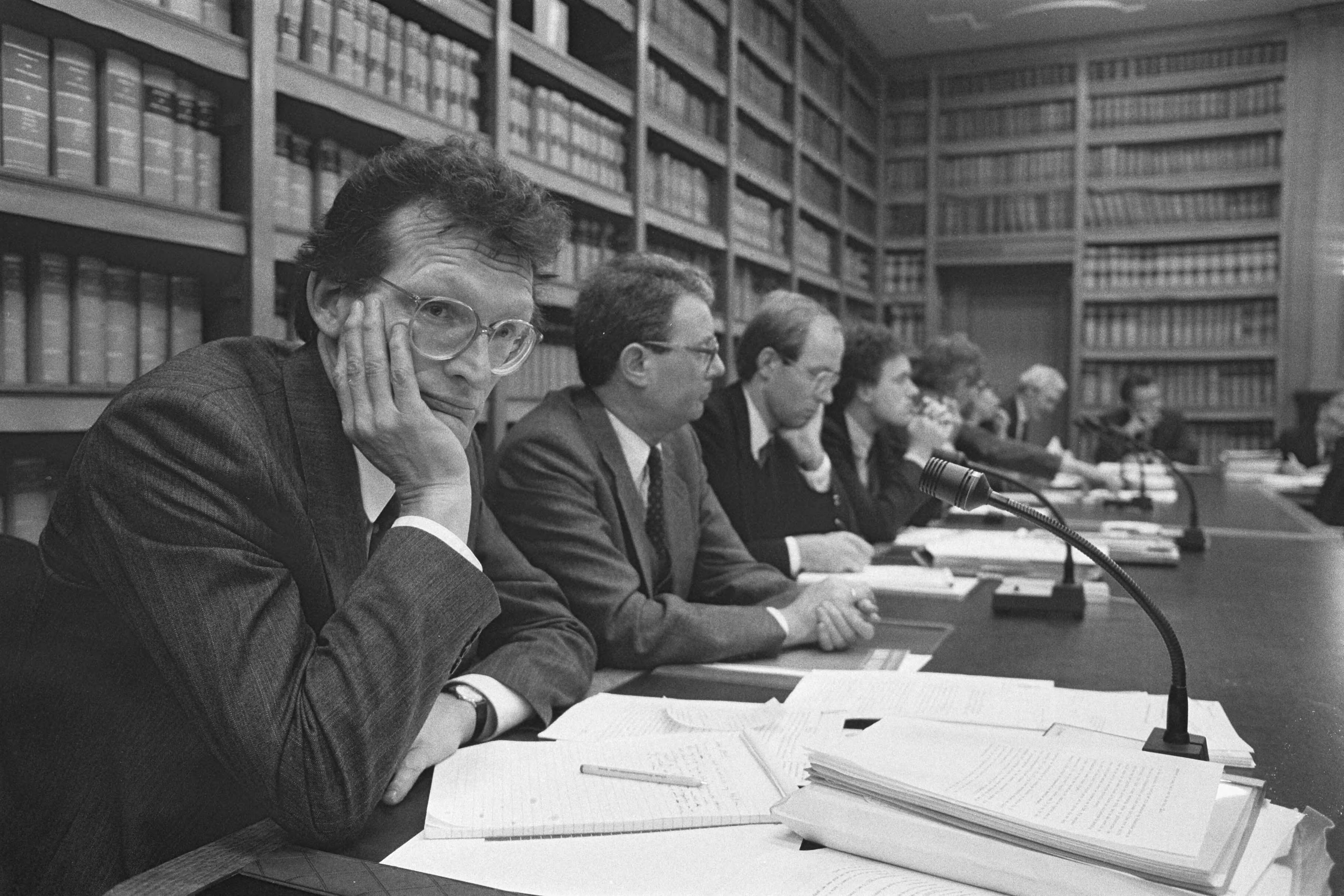 Fotocollectie Anefo — Kamercies Justitie, Politie en Biza spraken in Den Haag over Hans Kok ; persofficier Wooldrik tijdens vergadering — Foto: Croes, Rob C. / Anefo. Licentie: Set B: Rechtenvrij / Publiek Domein. Bron: Nationaal Archief. http://hdl.handle.net/10648/ad5acd54-d0b4-102d-bcf8-003048976d84