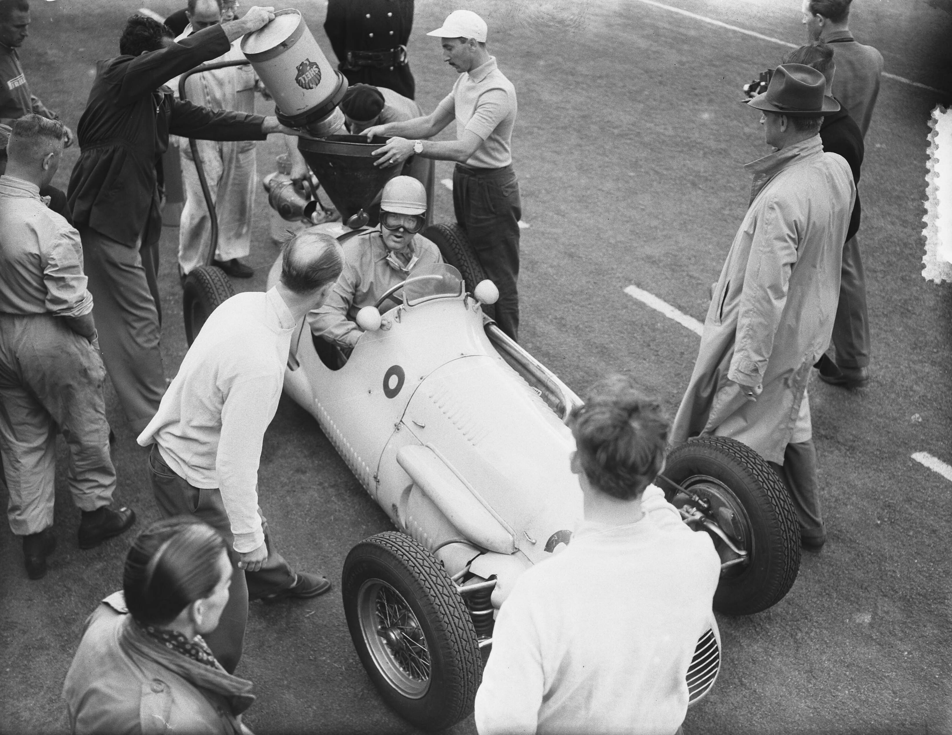 Grote Prijs van Nederland 1952 — Grote Prijs van Nederland op het circuit van Zandvoort. Jan Flinterman(Maserati) tankt — Foto: Bilsen, Joop van / Anefo. Licentie: Set B: Rechtenvrij / Publiek Domein. Bron: Nationaal Archief. http://hdl.handle.net/10648/a8fe774c-d0b4-102d-bcf8-003048976d84