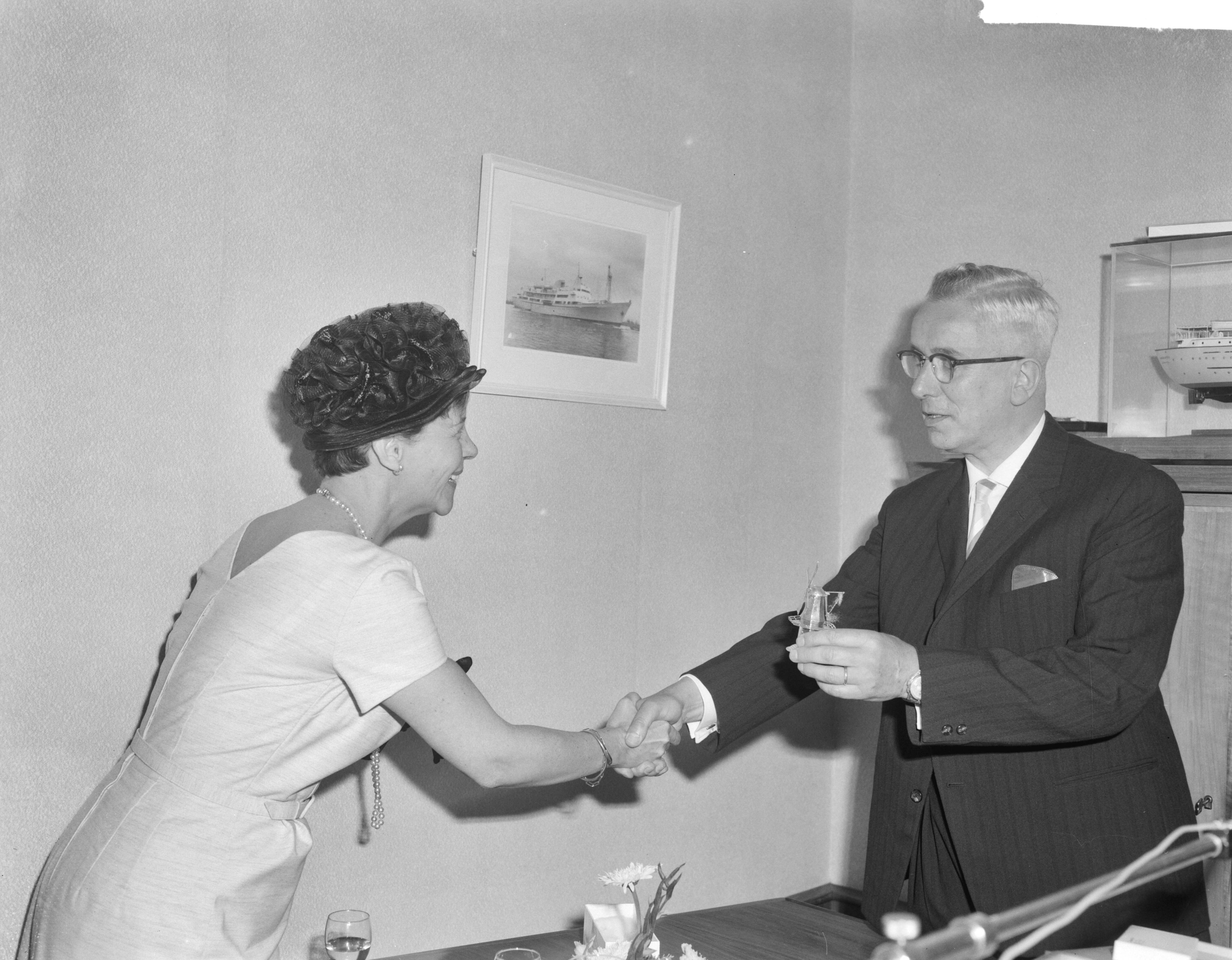 Fotocollectie Anefo — Tewaterlating te Zaandam van het Torpedo-inschietvaartuig "Van Bochove" van de Koninklijke Marine bij de Zaanlandse Scheepsbouwmaatschappij door de vrouw van de directeur van de bewapeningswerkplaats der Marine te Den Helder, mevr. Reiche-Van Aardenne. Dit vaartuig wordt genoemd naar wijlen luitenant-ter-zee der eerste klasse P.D. van Bochoven, in leven hoofd van het inschietbedrijf van de Kon. Marine, die gedurende de uitoefening van zijn functie tengevolge van een tragisch ongeval op 7 juli 1959 om het leven kwam — Foto: Bilsen, Joop van / Anefo. Licentie: Set B: Rechtenvrij / Publiek Domein. Bron: Nationaal Archief. http://hdl.handle.net/10648/aa110fc8-d0b4-102d-bcf8-003048976d84