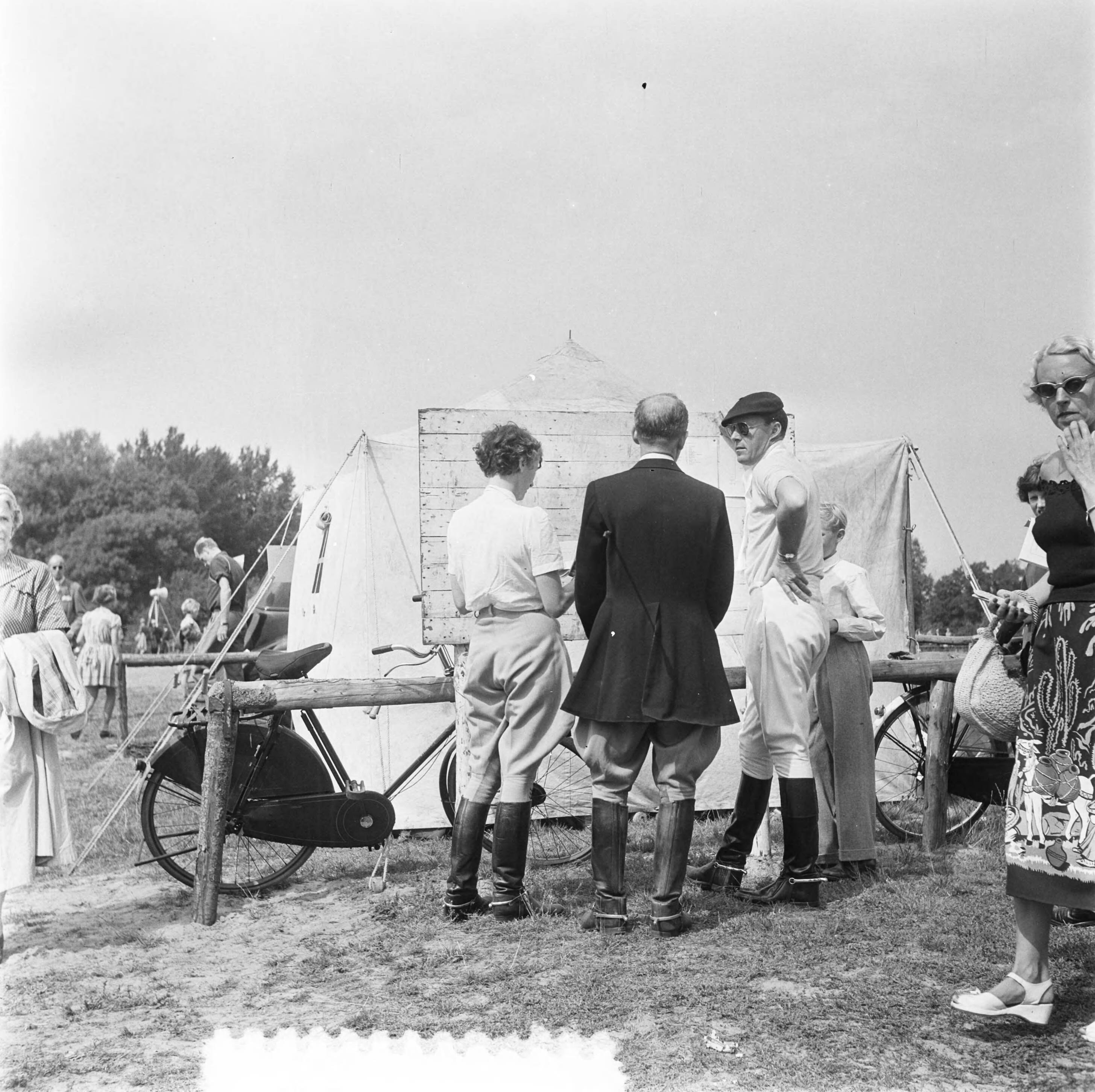 Concours Hippique Den Haag — Concours Hippique Den Haag. Prins Bernhard — Foto: Noske, J.D. / Anefo. Licentie: Set B: Rechtenvrij / Publiek Domein. Bron: Nationaal Archief. http://hdl.handle.net/10648/a8fe7a58-d0b4-102d-bcf8-003048976d84