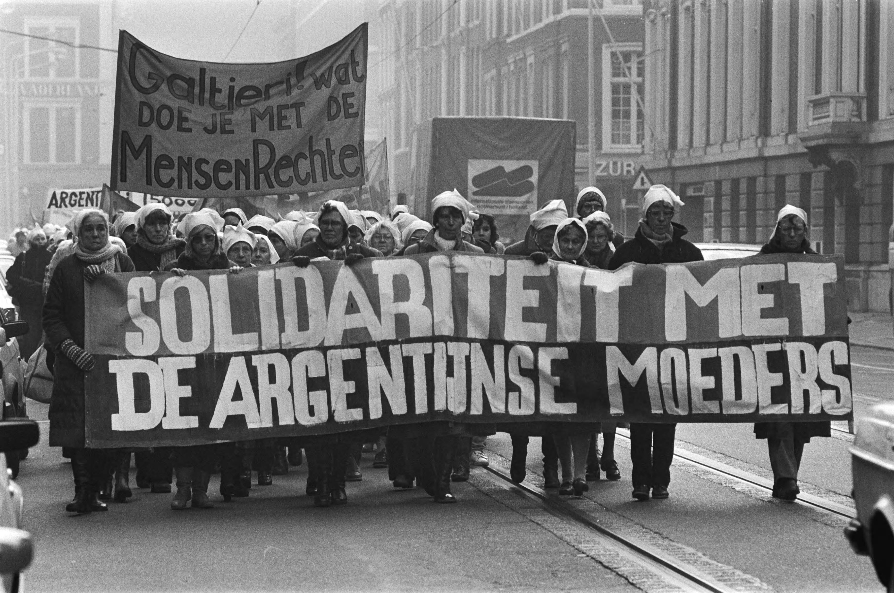 Fotocollectie Anefo — Dem. in Den Haag door vrouwen uit solidariteit met de Dwaze Moeders uit Argentinie. Demonstrerende vrouwen op weg naar het Binnenhof — Foto: Croes, Rob C. / Anefo. Licentie: Set B: Rechtenvrij / Publiek Domein. Bron: Nationaal Archief. http://hdl.handle.net/10648/ad105666-d0b4-102d-bcf8-003048976d84