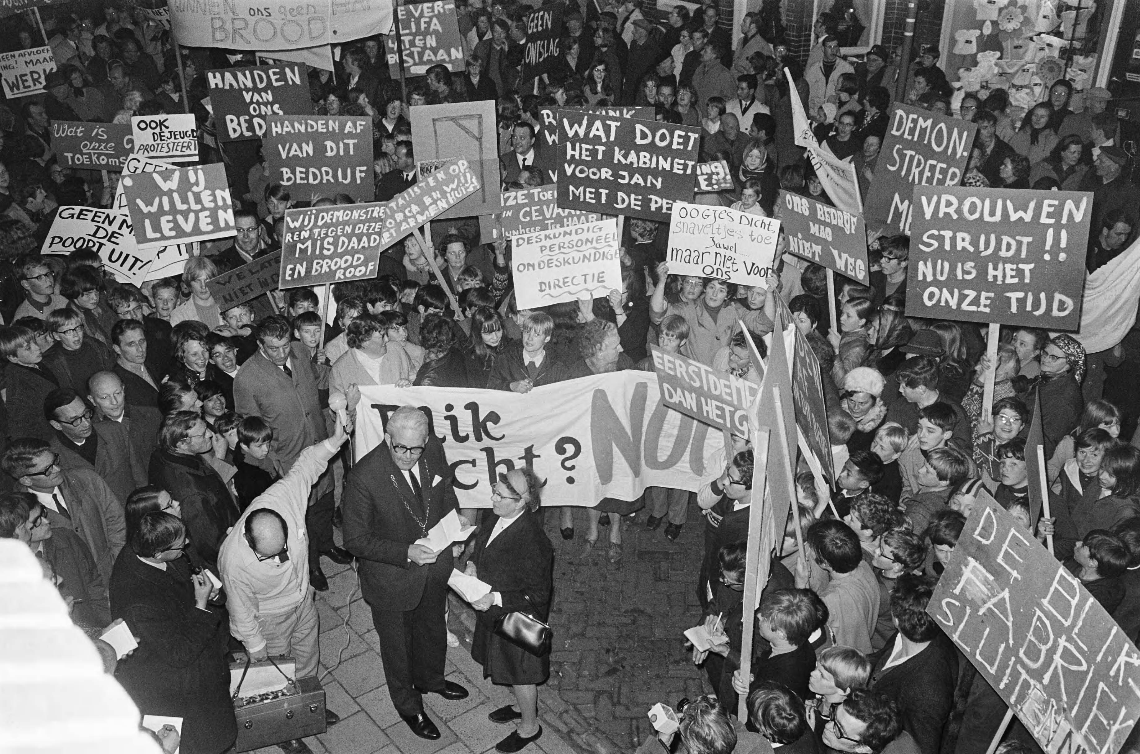 Fotocollectie Anefo — Demonstratie van huismoeders te Krommenie tegen de voorgenomen sluiting van de fabriek van Thomassen Drijver en Verblifa — Foto: Koch, Eric / Anefo. Licentie: Set B: Rechtenvrij / Publiek Domein. Bron: Nationaal Archief. http://hdl.handle.net/10648/ab6652ac-d0b4-102d-bcf8-003048976d84