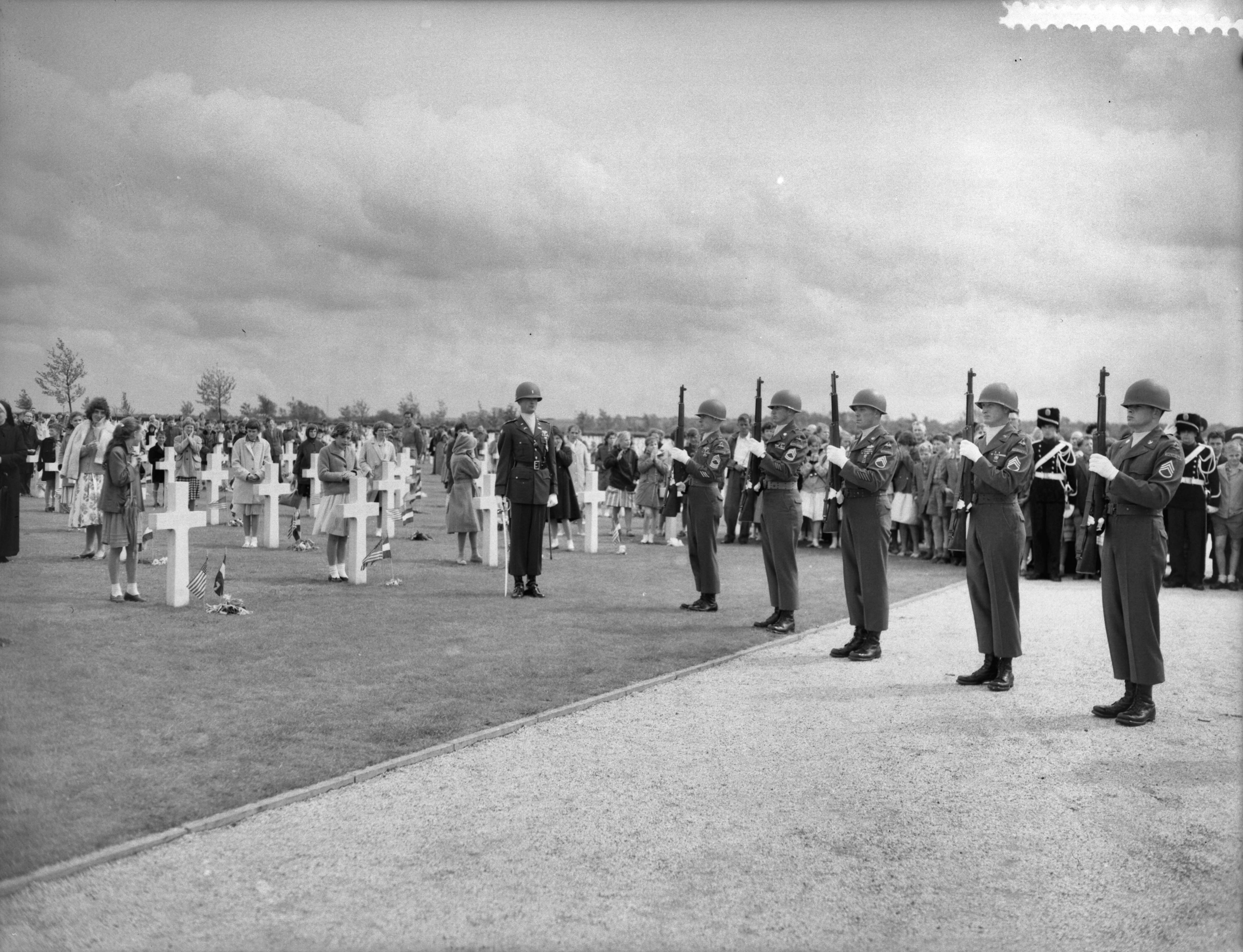 Fotocollectie Anefo — Memorial Day op Margraten — Foto: Rossem, Wim van / Anefo. Licentie: Set B: Rechtenvrij / Publiek Domein. Bron: Nationaal Archief. http://hdl.handle.net/10648/a97d0e54-d0b4-102d-bcf8-003048976d84