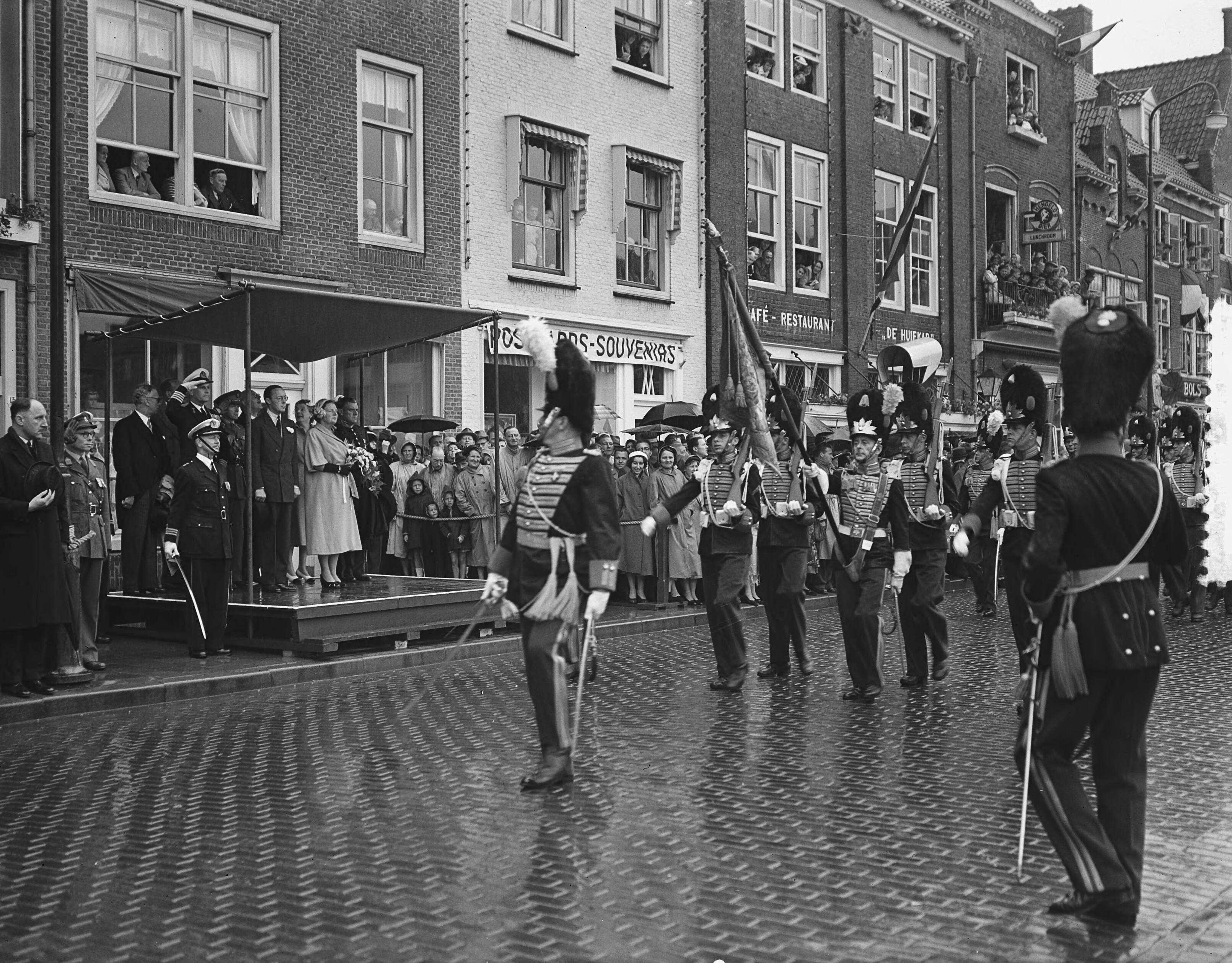 Koningin Juliana en prins Bernhard bezoeken Walcheren — Koningin Juliana en prins Bernhard bezoeken Middelburg, Défilé. Regiment Grenadiers met vaandel — Foto: Bilsen, Joop van / Anefo. Licentie: Set B: Rechtenvrij / Publiek Domein. Bron: Nationaal Archief. http://hdl.handle.net/10648/a92451c4-d0b4-102d-bcf8-003048976d84