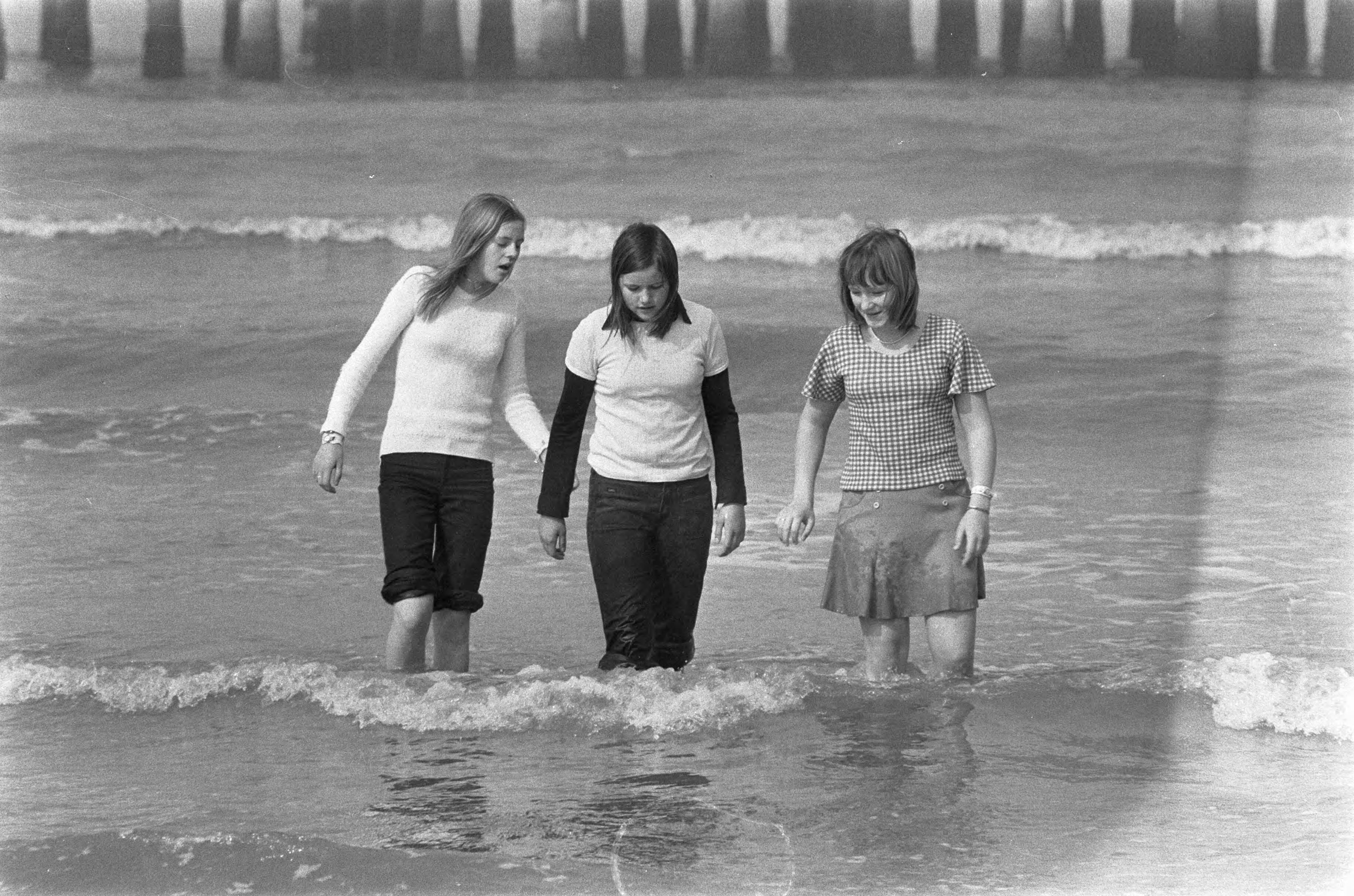 Fotocollectie Anefo — Mooi weer op strand Scheveningen, spelende kinderen in ze (op achtergrond pier) — Foto: Peters, Hans / Anefo. Licentie: Set B: Rechtenvrij / Publiek Domein. Bron: Nationaal Archief. http://hdl.handle.net/10648/ac46affa-d0b4-102d-bcf8-003048976d84