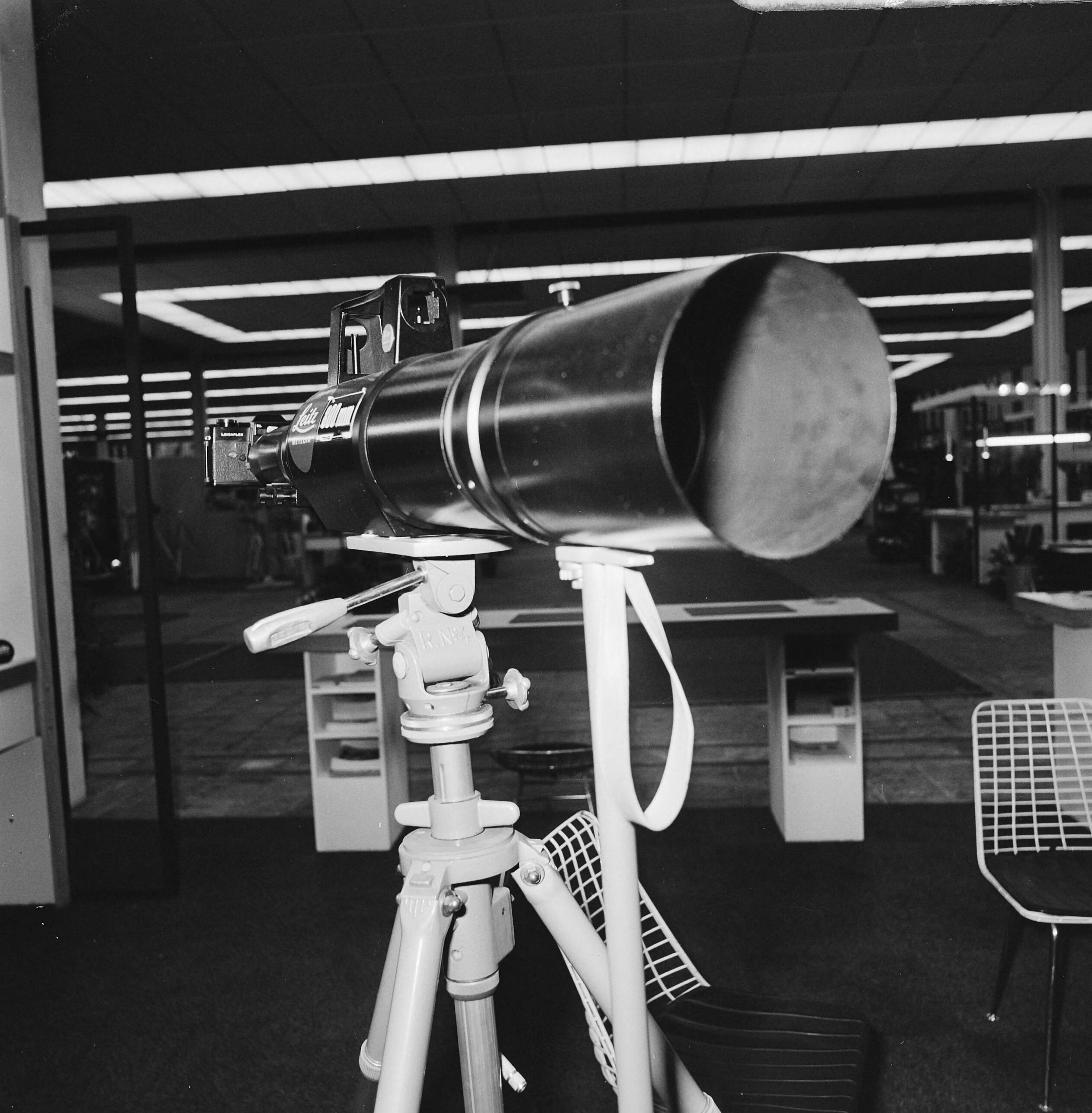 Vakbeurs "Profoto" in de Jaarbeurs te Utrecht — Een telelens van Leitz — Foto: Mieremet, Rob / Anefo. Licentie: Set B: Rechtenvrij / Publiek Domein. Bron: Nationaal Archief. http://hdl.handle.net/10648/ac41217a-d0b4-102d-bcf8-003048976d84