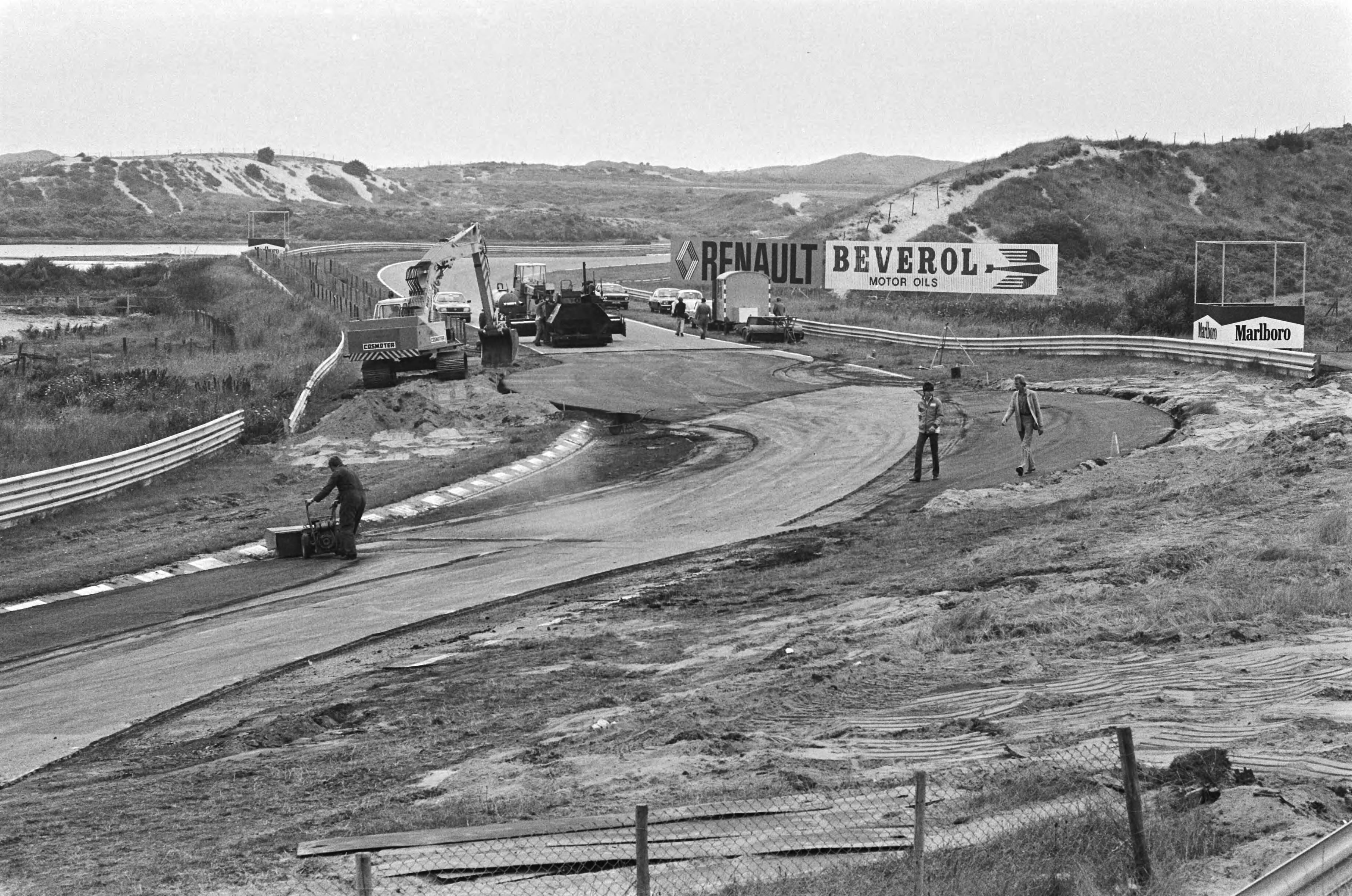 Fotocollectie Anefo — Aanleg van een nieuwe bocht op het circuit van Zandvoort — Foto: Pereira, Fernando / Anefo. Licentie: Set B: Rechtenvrij / Publiek Domein. Bron: Nationaal Archief. http://hdl.handle.net/10648/accf7fec-d0b4-102d-bcf8-003048976d84