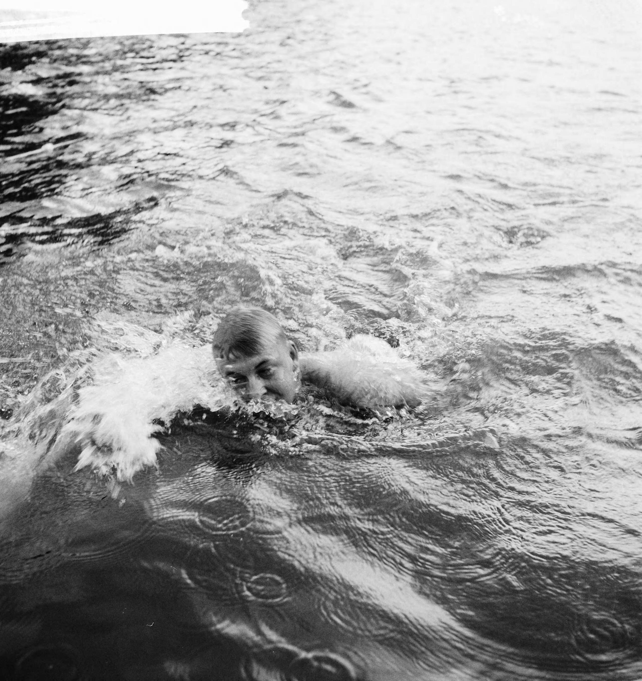 Fotocollectie Anefo — Nederlands kampioenschap zwemmen 1500 meter in Breda. Johan Bontekoe in het water — Foto: Koch, Eric / Anefo. Licentie: Set B: Rechtenvrij / Publiek Domein. Bron: Nationaal Archief. http://hdl.handle.net/10648/a9dde80a-d0b4-102d-bcf8-003048976d84