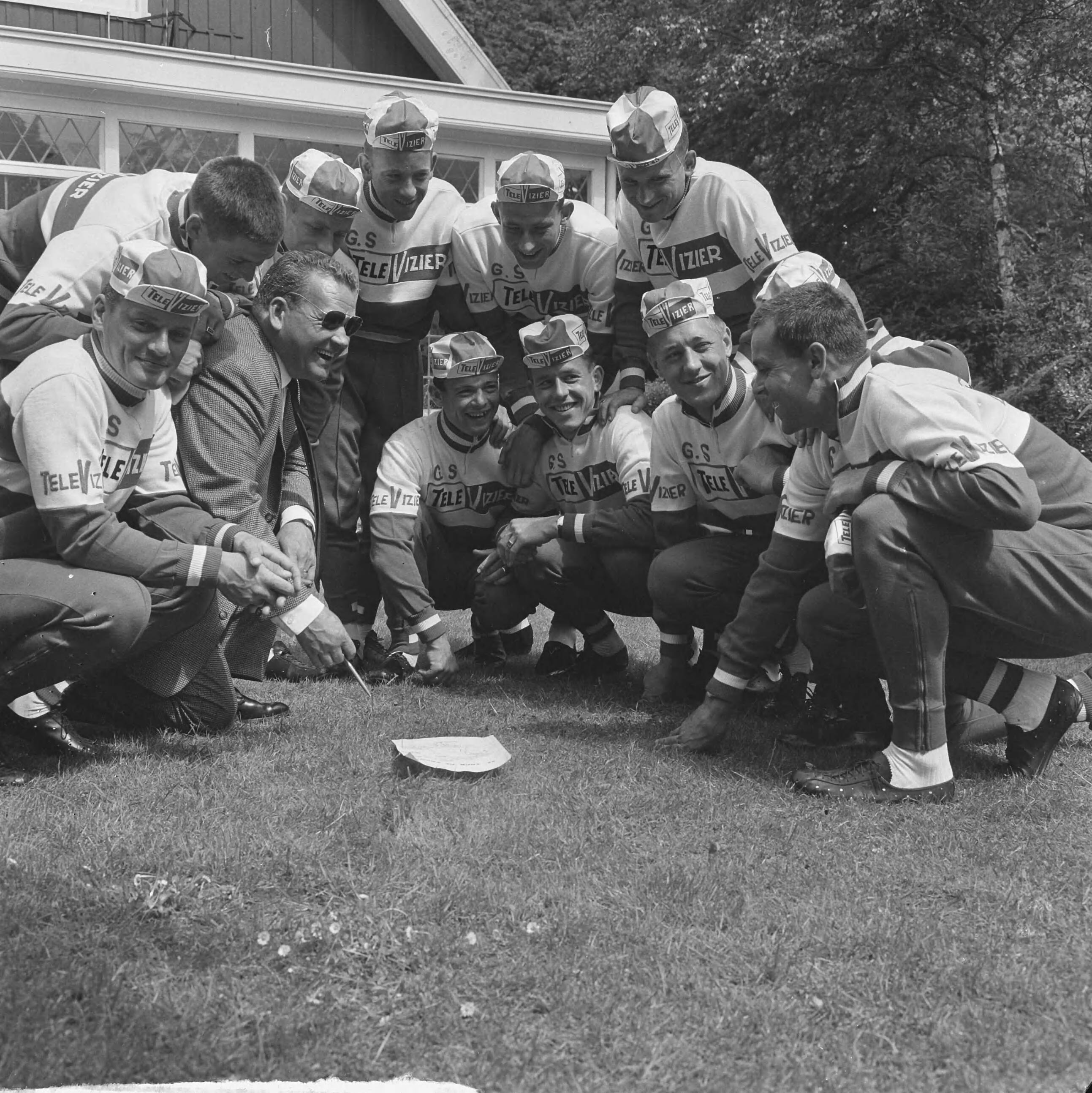 Fotocollectie Anefo — Televizierploeg voor de Tour de France in Hotel De Zwaan te Etten voorgesteld, Kees Pellenaars met zijn Televizier-Tourploeg — Foto: Evers, Joost / Anefo. Licentie: Set B: Rechtenvrij / Publiek Domein. Bron: Nationaal Archief. http://hdl.handle.net/10648/aaadb1c0-d0b4-102d-bcf8-003048976d84