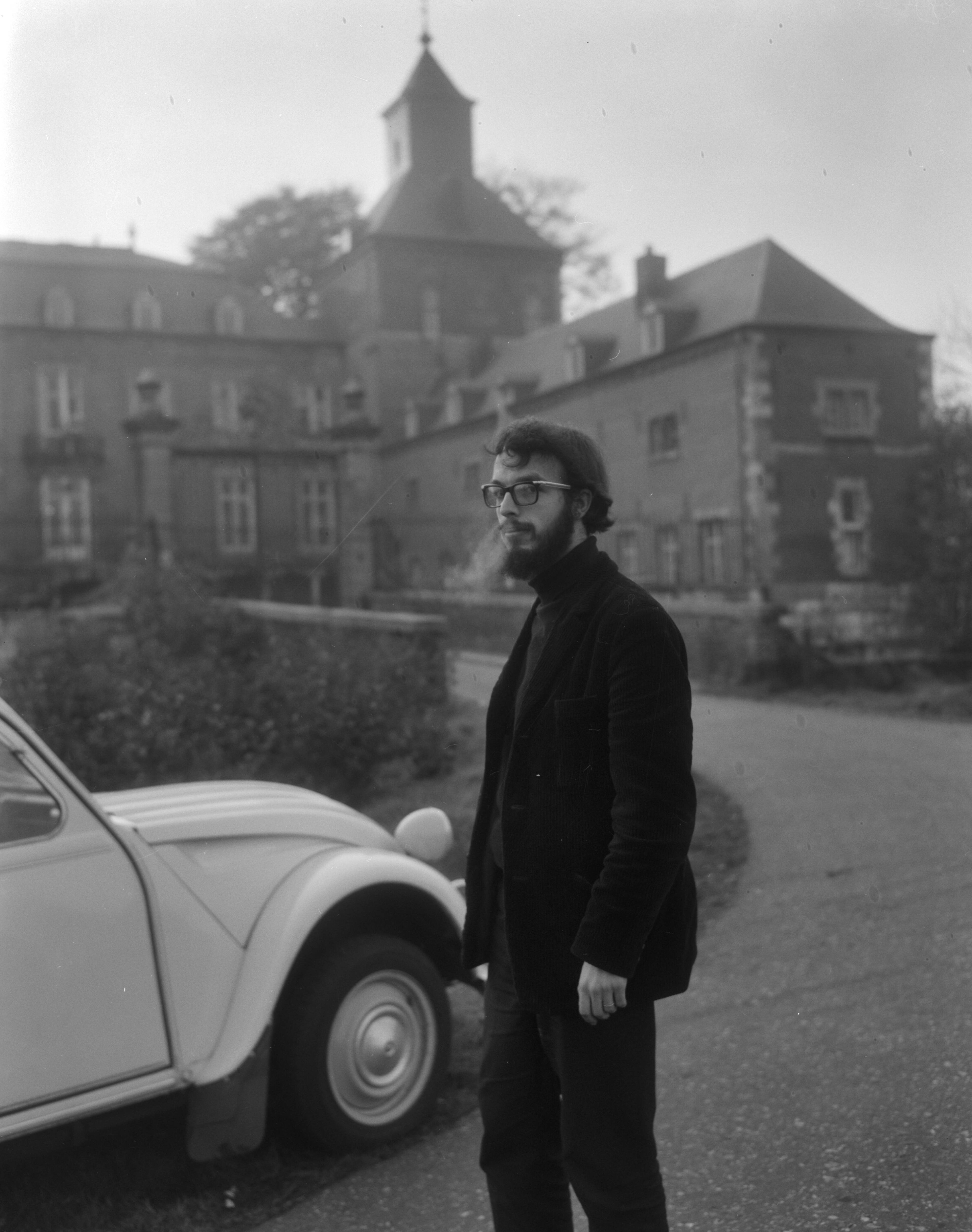 Provo's houden internationaal concilie in kasteel Borgharen te Maastricht — provo's|kastelen|Provo|Maastricht|Limburg|Borgharen — Foto: Bilsen, Joop van / Anefo. Licentie: Set B: Rechtenvrij / Publiek Domein. Bron: Nationaal Archief. http://hdl.handle.net/10648/ab04d9a0-d0b4-102d-bcf8-003048976d84