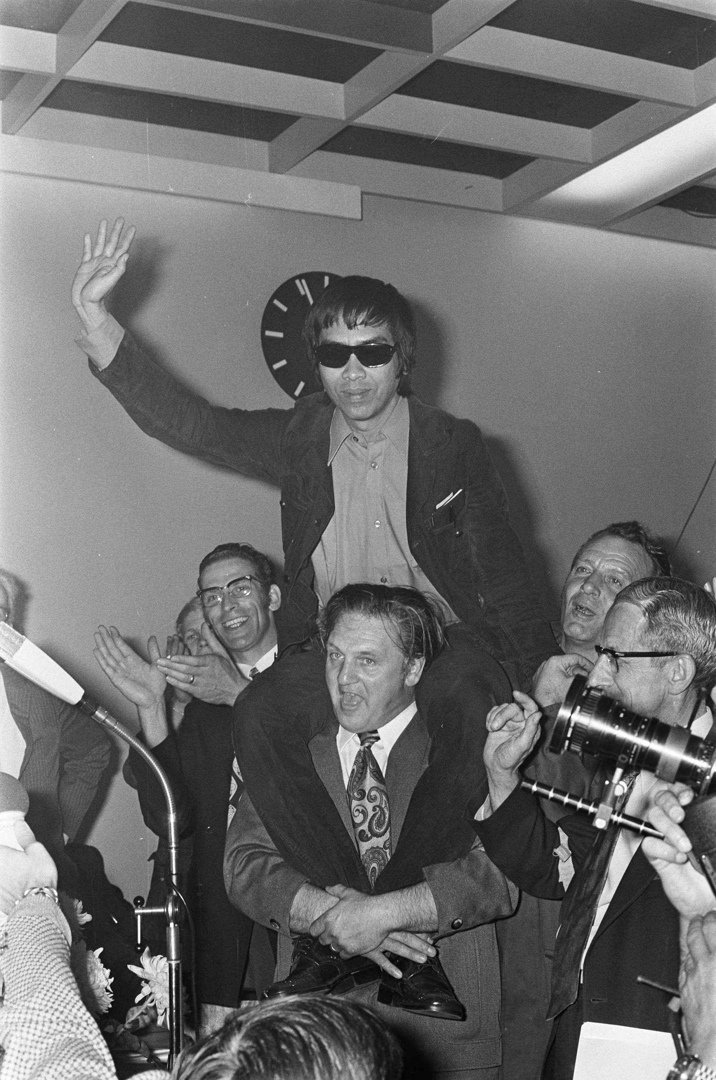 Fotocollectie Anefo — Bezetting ENKA Breda wordt opgeheven, heer Sellier, lid ondernemingsraad, op de schouders — Foto: Evers, Joost / Anefo. Licentie: Set B: Rechtenvrij / Publiek Domein. Bron: Nationaal Archief. http://hdl.handle.net/10648/abf6e394-d0b4-102d-bcf8-003048976d84